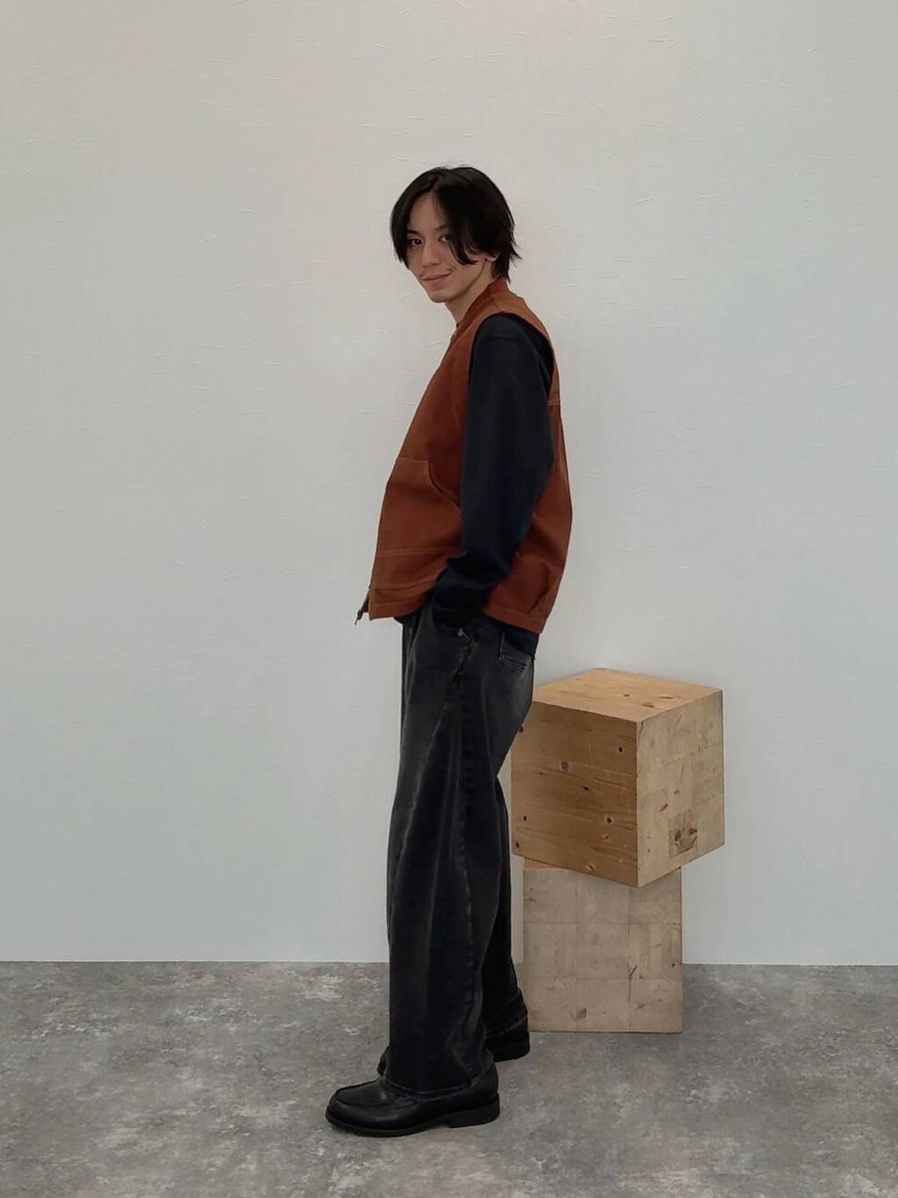 ブラック系のTシャツ/カットソー、その他のローファー、ブラック系のデニムパンツを着用したメンズの夏コーディネートの1枚目の写真