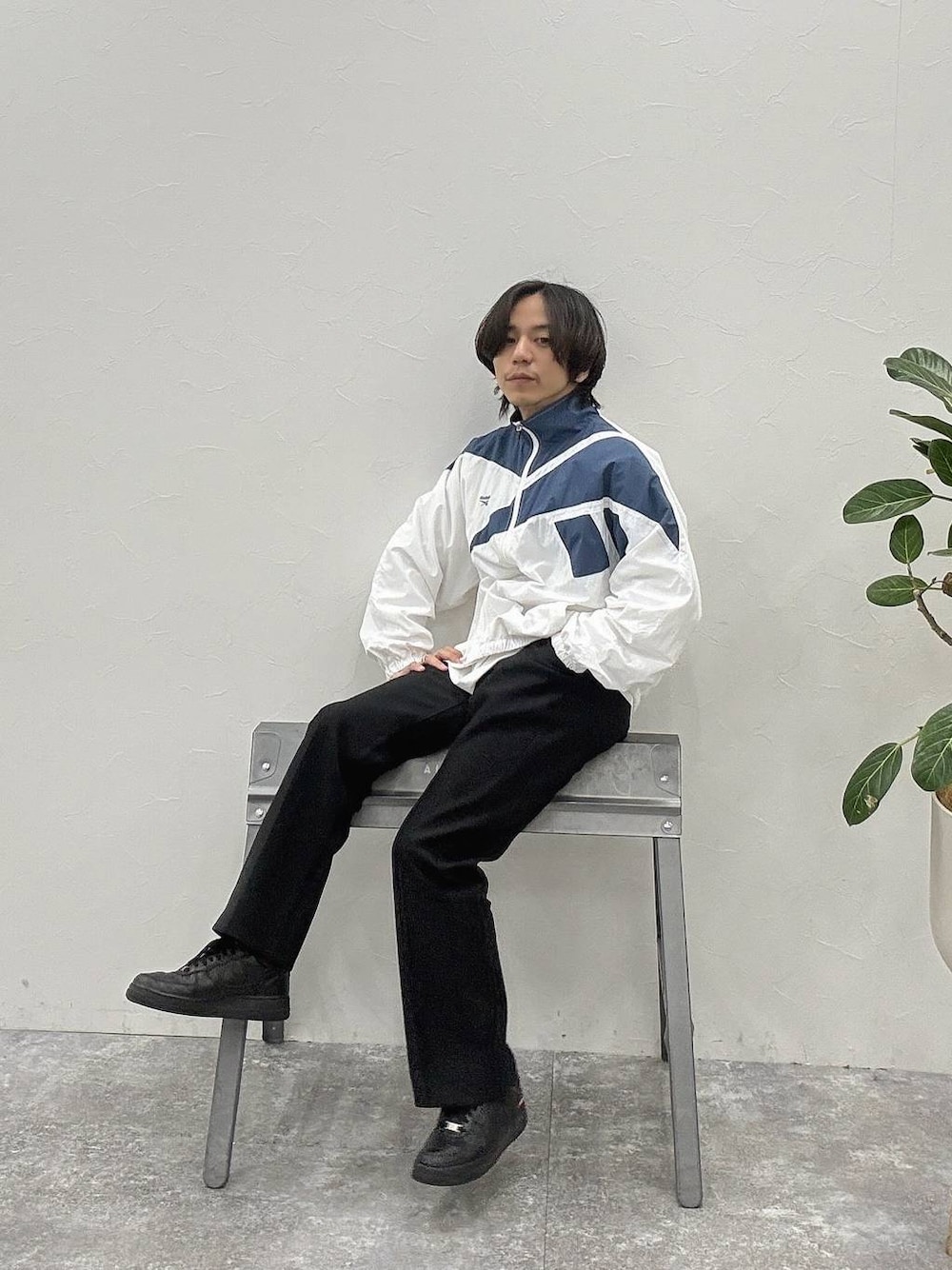 「カジュアル、BAYFLOW、春コーデ、春色、春アウター、アウター、ジャケット」｜「BAYFLOWのフレックスシューカットパンツ（その他パンツ、ブラック系）」を使った、shinossyさん（メンズ・171cm）の春コーディネートの1枚目の写真