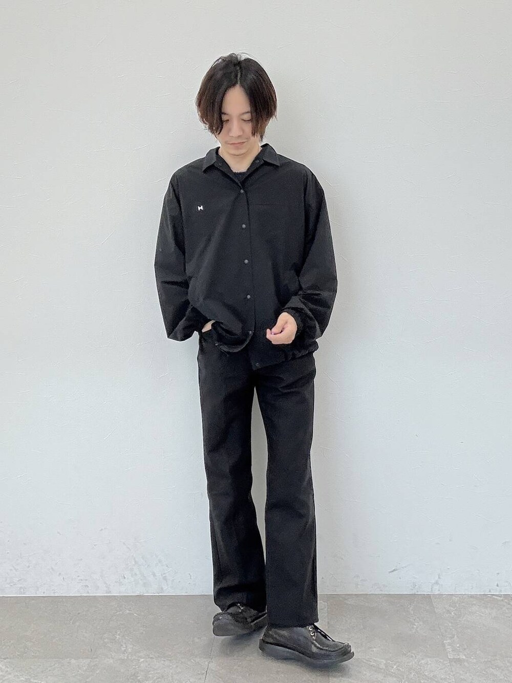 「ワントーン、カジュアル、BAYFLOW、ブラックコーデ、スポーツミックス、スポーツウェア」｜「HEREIAMの【HEREIAM MEN】マイクロリップコーチジャケット（その他アウター、ブラック系）」を使った、shinossyさん（メンズ・171cm）の冬コーディネートの1枚目の写真