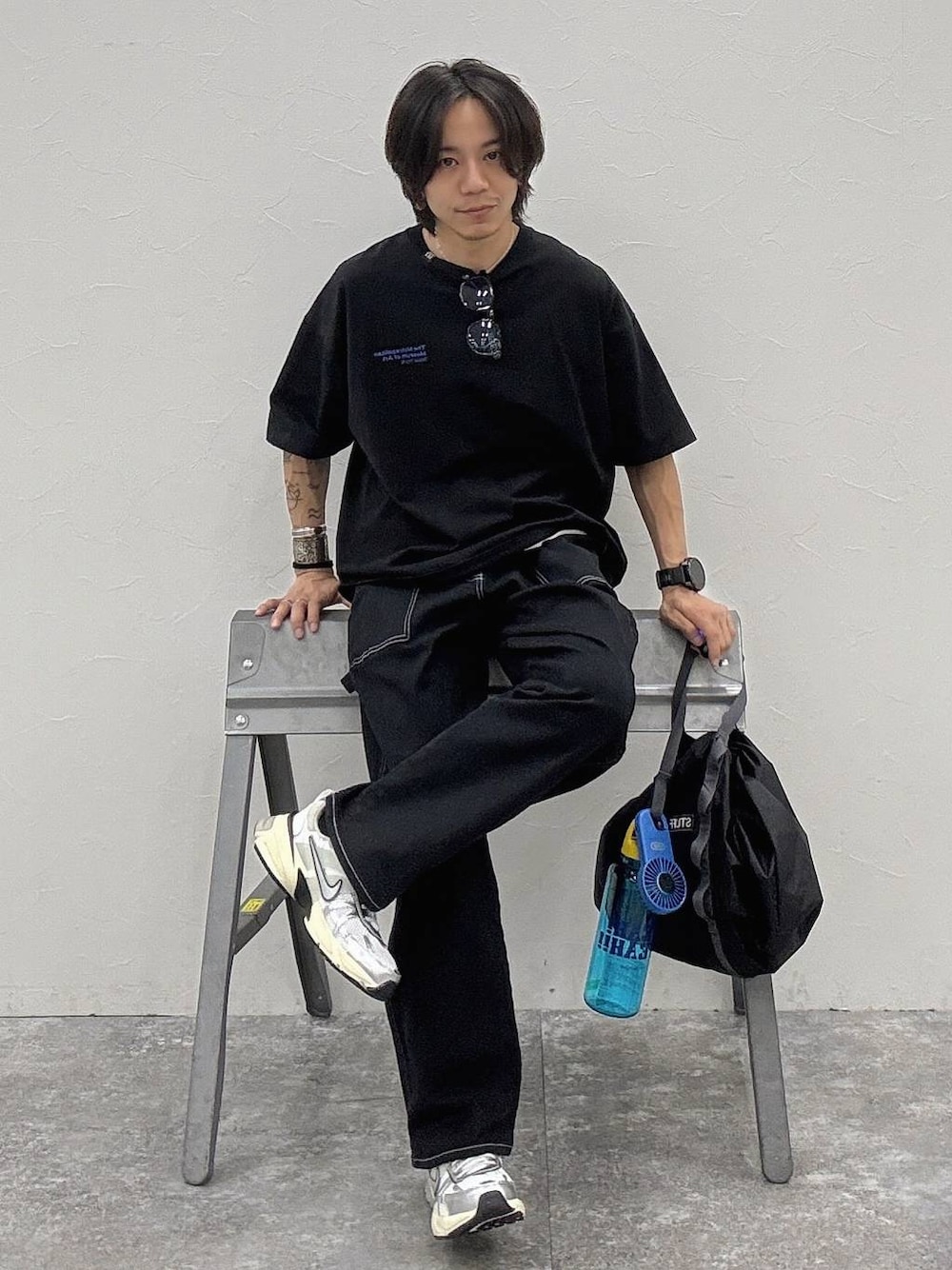 「ワントーン、ストリート、カジュアル、デート/ロマンティック、Tシャツ、ブラックコーデ、BAYFLOW、春夏コーデ、夏コーデ、春コーデ」｜「BAYFLOWのBOUNCYCLEペインターパンツ（その他パンツ、ブラック系）」を使った、shinossyさん（メンズ・171cm）の春コーディネートの1枚目の写真