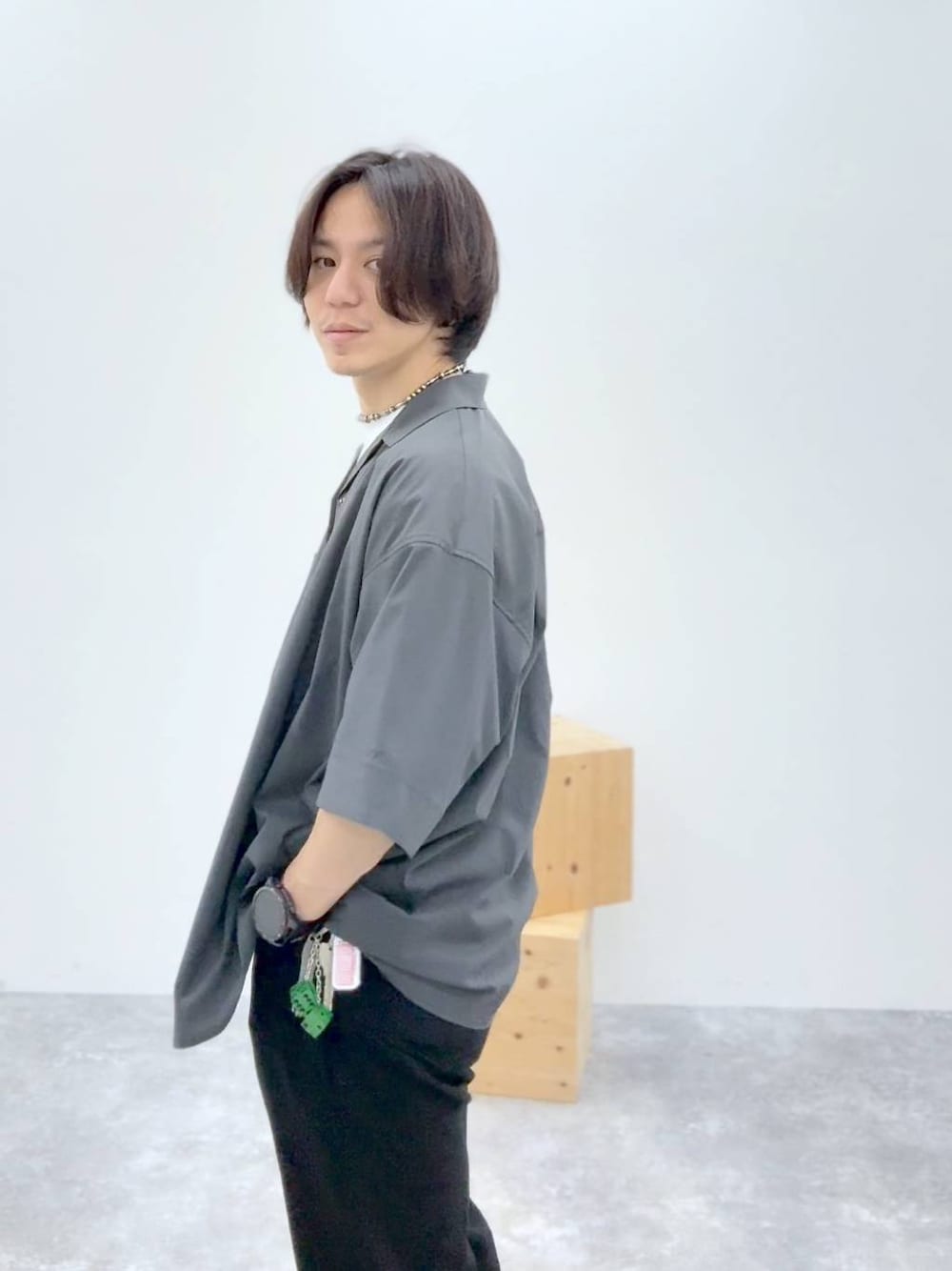 ホワイト系のTシャツ/カットソー、グレー系のシャツ/ブラウス、ホワイト系のTシャツ/カットソーを着用したメンズの夏コーディネートの1枚目の写真