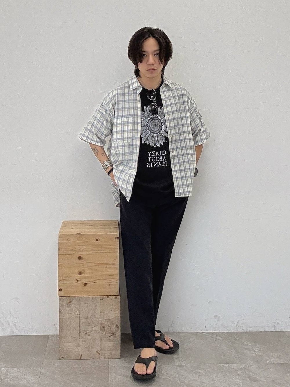 「ワントーン、ストリート、カジュアル、BAYFLOW、Tシャツ、シャツ、シャツスタイル、チェック、サンダル、デート/ロマンティック、春夏コーデ、夏コーデ」｜「BAYFLOWの【速乾・イージーケア・軽量】ドライタッチスリムトラウザー（スラックス、ブルー系）」を使った、shinossyさん（メンズ・171cm）の夏コーディネートの1枚目の写真