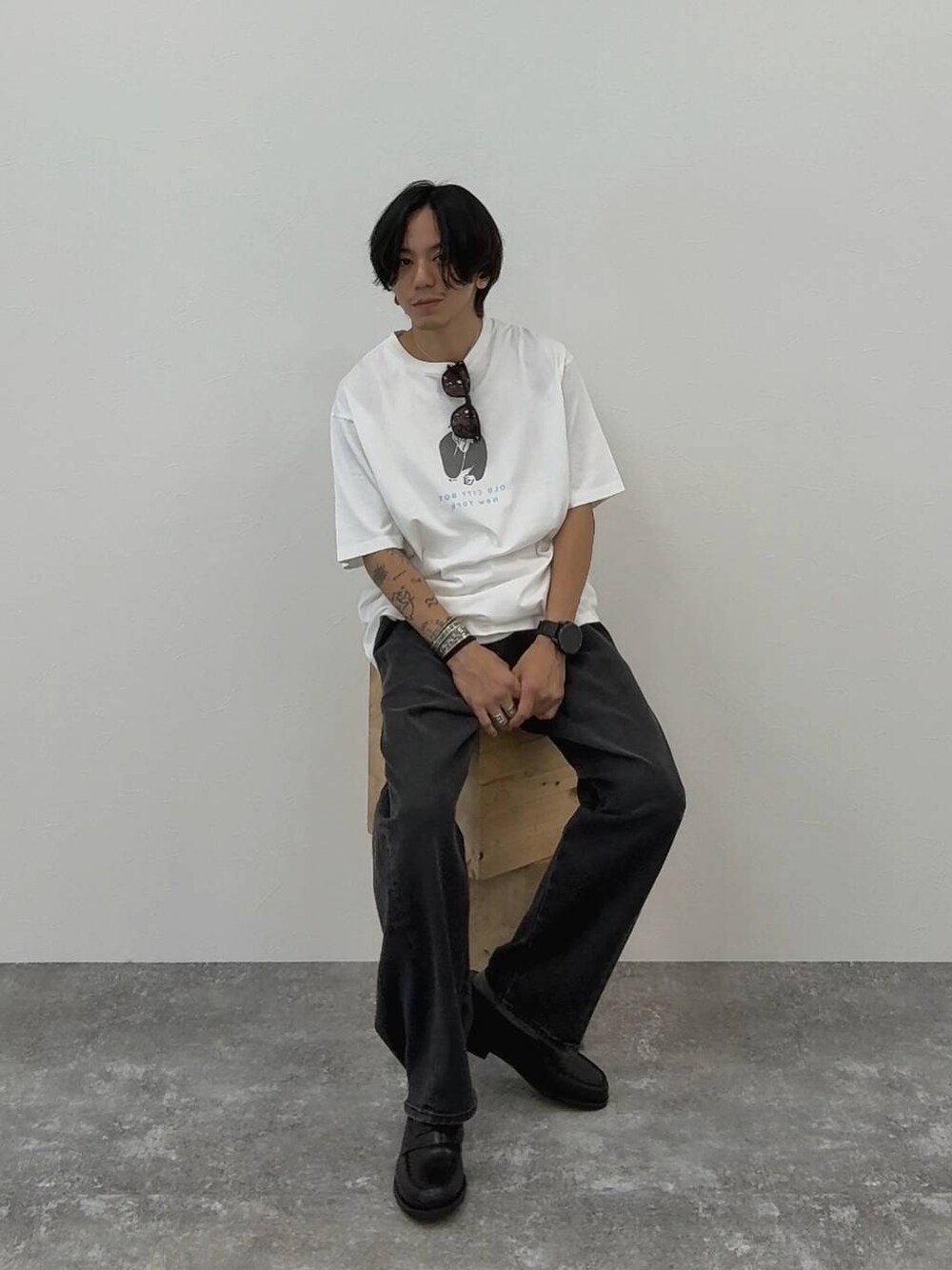 ホワイト系のTシャツ/カットソー、ブラック系のローファー、ブラック系のデニムパンツを着用したメンズの夏コーディネートの1枚目の写真