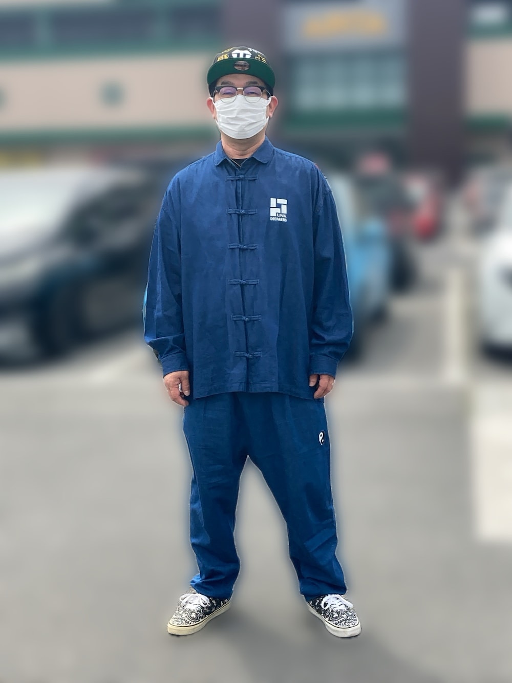 ブルー系のデニムパンツ、ブルー系のデニムジャケット、ブラック系のスニーカーを着用したメンズの春コーディネートの1枚目の写真