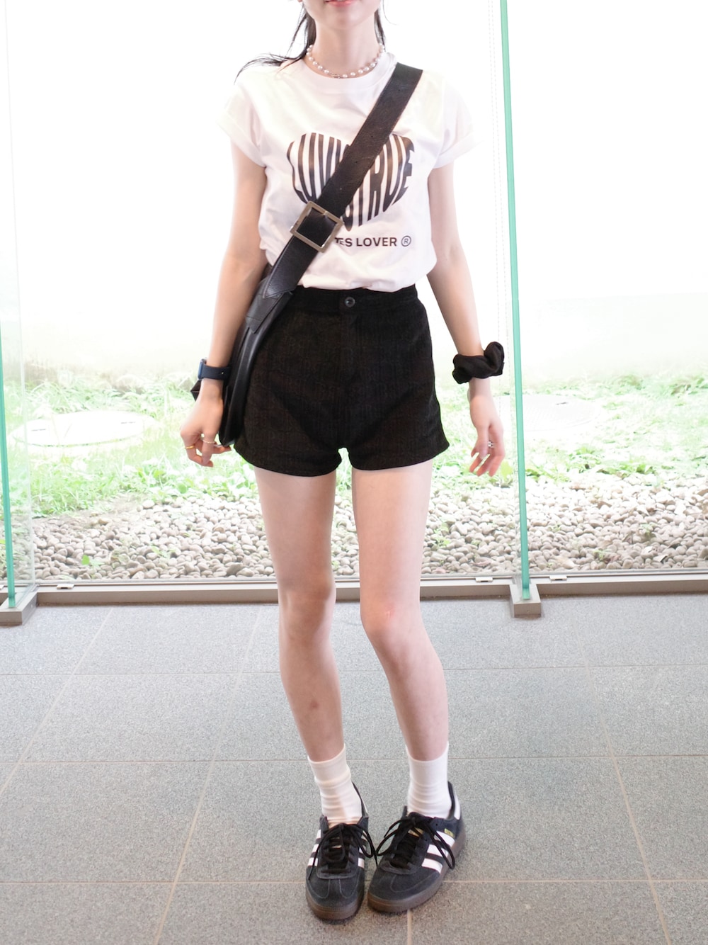 「ロゴT、ゆるコーデ、休日スタイル、シンプル、リラックススタイル、楽チンコーデ、夏服、今日のコーデ、Tシャツコーデ、着回しコーデ、パンツスタイル、ワントーンコーデ」｜「SHAGGIEのモノグラムタイトハイウエストショートパンツ（その他パンツ、ブラック系）」を使った、yunwinさん（骨格ナチュラル・レディース・168cm）の夏コーディネートの1枚目の写真