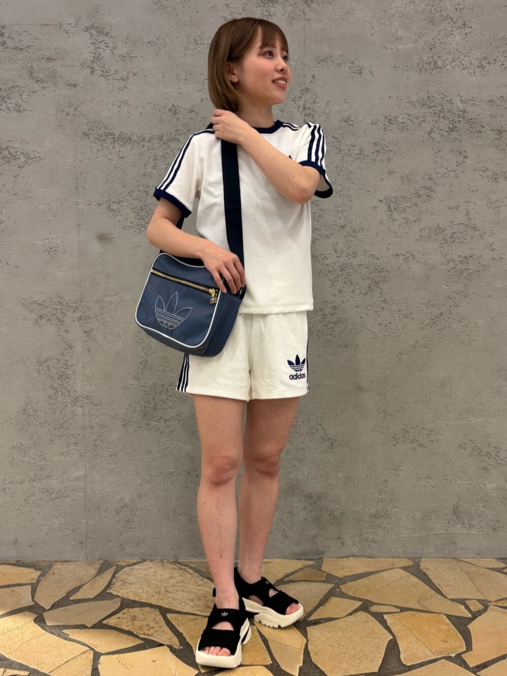 「ショルダーバッグ、サンダル、韓国ファッション、ショートパンツ、休日スタイル、お出かけコーデ、トートバッグ、adidas、adidas originals、アディダス、アディダスオリジナルス、セットアップ、Tシャツ、今日のコーデ、夏コーデ」｜「adidasのテリー スリーストライプス 半袖Tシャツ / アディダスオリジナルス adidas Originals（Tシャツ/カットソー、ホワイト系）」を使った、R Tさん（レディース・157cm）の春コーディネートの1枚目の写真