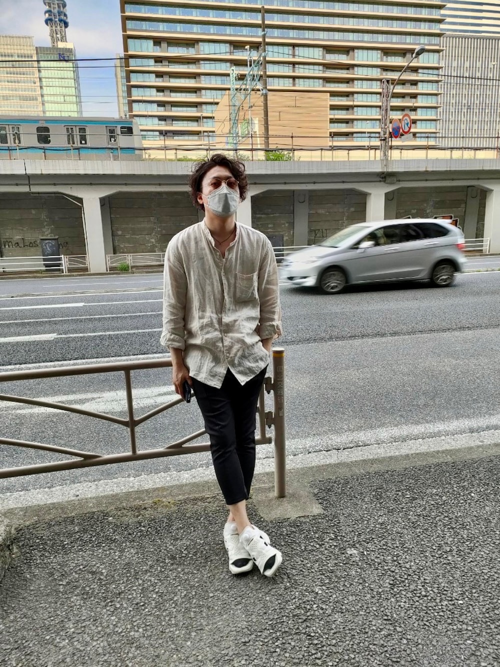 「ごきげんウィーク、ファッション、fashion、横浜、シンプルスタイル、休日スタイル、リラックススタイル、シンプルコーデ、シャツスタイル、タンクトップ、サンダル、春夏コーデ、UNIQLO、ユニクロ、デート」｜「THE TWENTYSEVENのThe TWENTYSEVEN:STRETCH TWILL CHINO CROPPED PANTS　ストレッチ ツイル チノ クロップド パンツ（チノパンツ、ブラック系）」を使った、H.Nさん（メンズ・178cm）の春コーディネートの1枚目の写真
