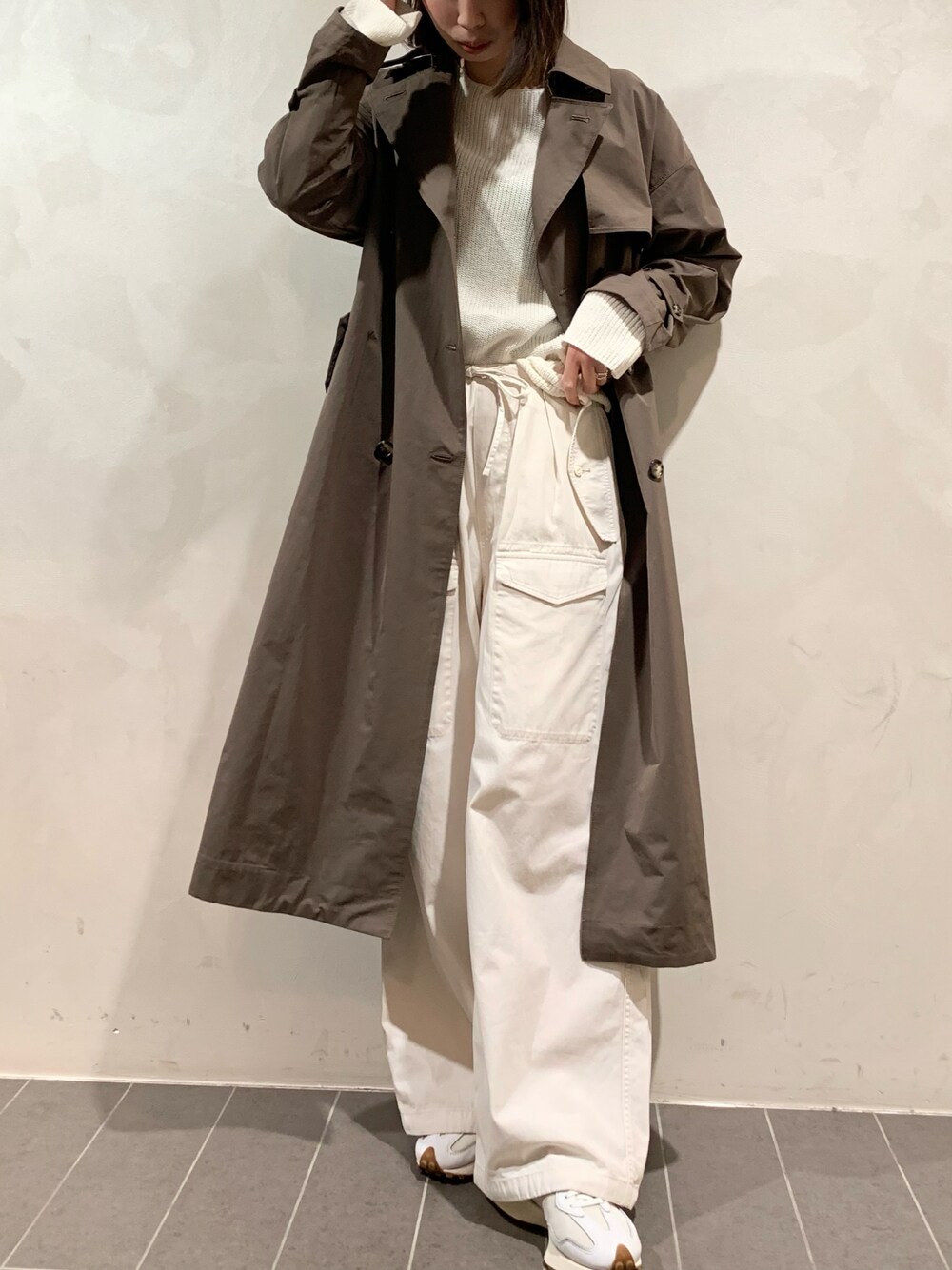 「春、春コーデ、ワントーンコーデ、ワントーン、カーゴパンツ、モノトーン、トレンチコート、トレンチ、スプリングコート、春コート、スニーカー、白スニーカー、ニューバランス、相互フォロー、フォロバ」｜「OUVRAGE CLASSEのビッグトレンチコート（その他アウター、グリーン系）」を使った、MANAさん（レディース・170cm）の春コーディネートの1枚目の写真