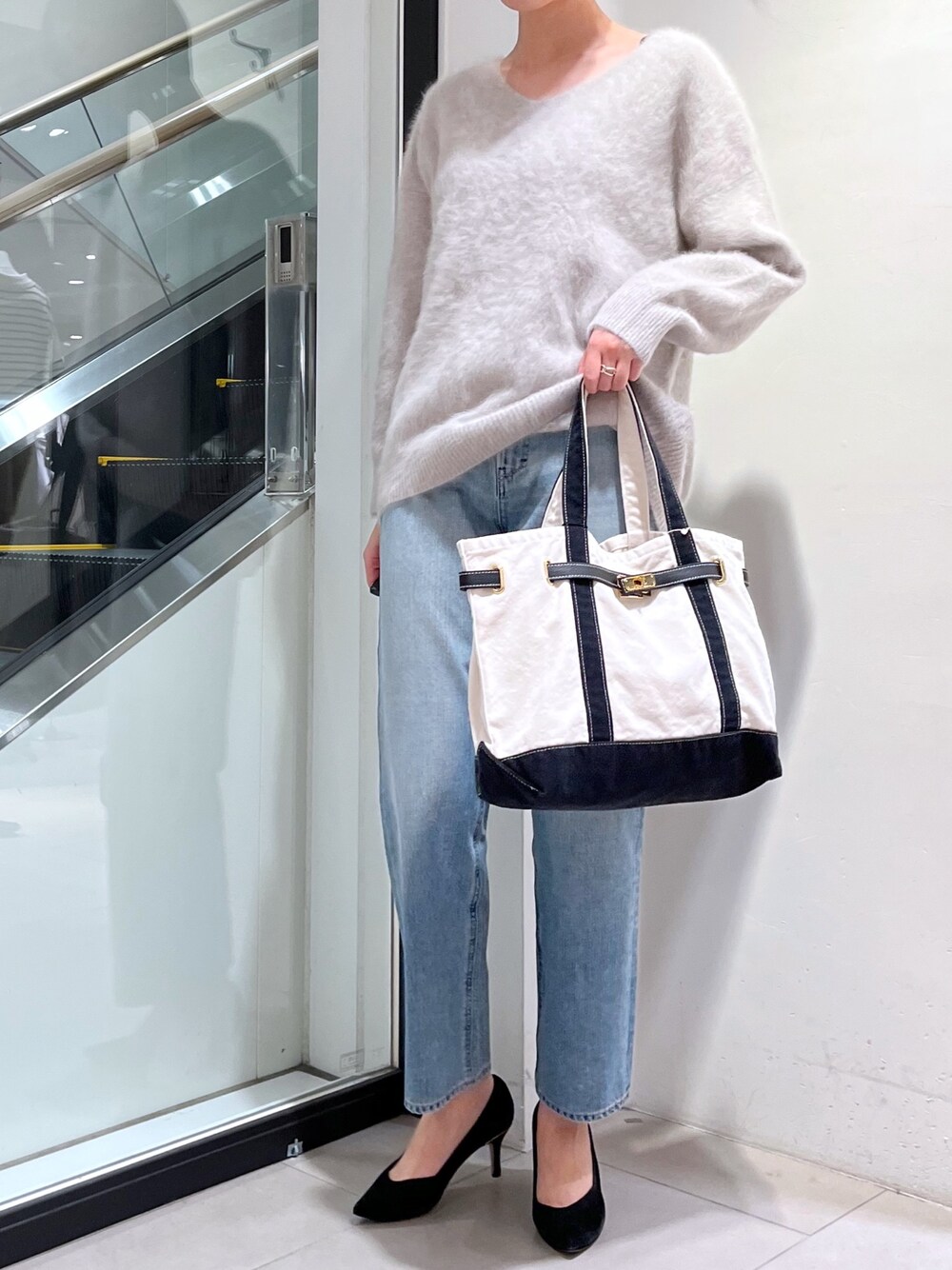 「秋コーデ、デニム、YANUK、ヤヌーク、ジーンズ、ワイドパンツ、フォックスニット、フォックスファー、ファーニット、ファー、カシミヤ、シンプルコーデ、相互フォロー、フォロバ、高身長コーデ」｜「OUVRAGE CLASSEのsita parantica　トートバッグＭ（トートバッグ、ブラック系）」を使った、MANAさん（レディース・170cm）の秋コーディネートの1枚目の写真