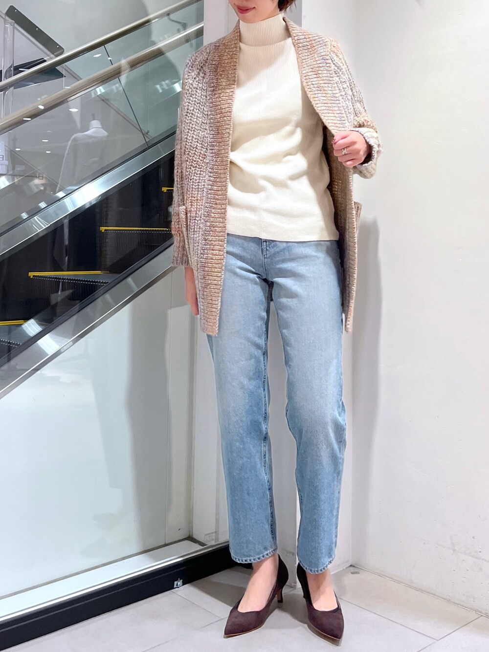 「レイヤードスタイル、きれいめカジュアル、秋冬コーデ、TICCA、カーディガン、ざっくりニットカーディガン、ざっくりニット、ざっくりカーデ、タートルネック、YANUK、ヤヌーク、ヤヌークデニム、デニム、ワイドデニム、相互フォロー」｜「OUVRAGE CLASSEのYANUK LEA-TVS（デニムパンツ、ブルー系）」を使った、MANAさん（レディース・170cm）の秋コーディネートの1枚目の写真