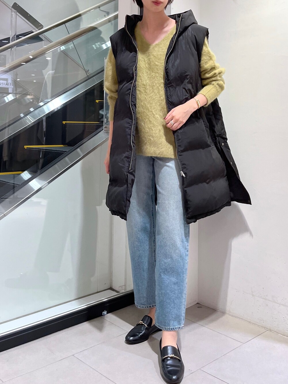 「YANUK、ヤヌーク、デニム、セミワイドパンツ、ワイドデニム、フォックスファー、ファーニット、ファー、ダウンベスト、ダウン、ダウンストール、カラーニット、ライムグリーン、ライムイエロー、相互フォロー」｜「OUVRAGE CLASSEのYANUK LEA-TVS（デニムパンツ、ブルー系）」を使った、MANAさん（レディース・170cm）の秋コーディネートの1枚目の写真