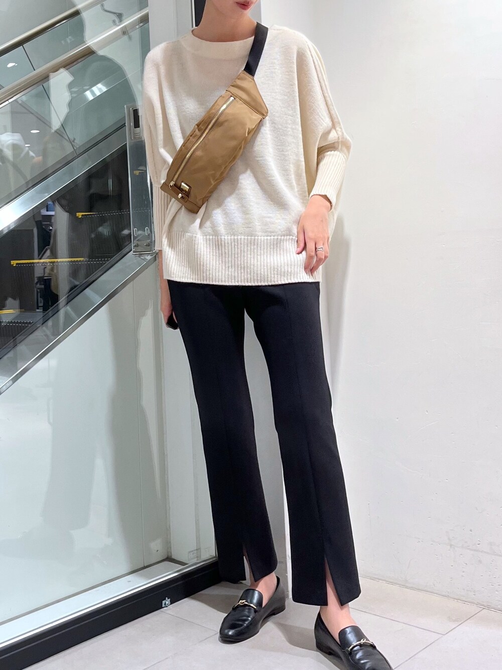「シンプルコーデ、ニット、秋服コーデ、カジュアル、おしゃれさんと繋がりたい、秋色、ootd、キレイめ、スリットパンツ、黒パンツ、スラックス、相互フォロー、フォロバ、いいね、save、フォローお願いします🤑、高身長コーデ」｜「OUVRAGE CLASSEのセンターシームスリットパンツ（パンツ、ブラック系）」を使った、MANAさん（レディース・170cm）の秋コーディネートの1枚目の写真