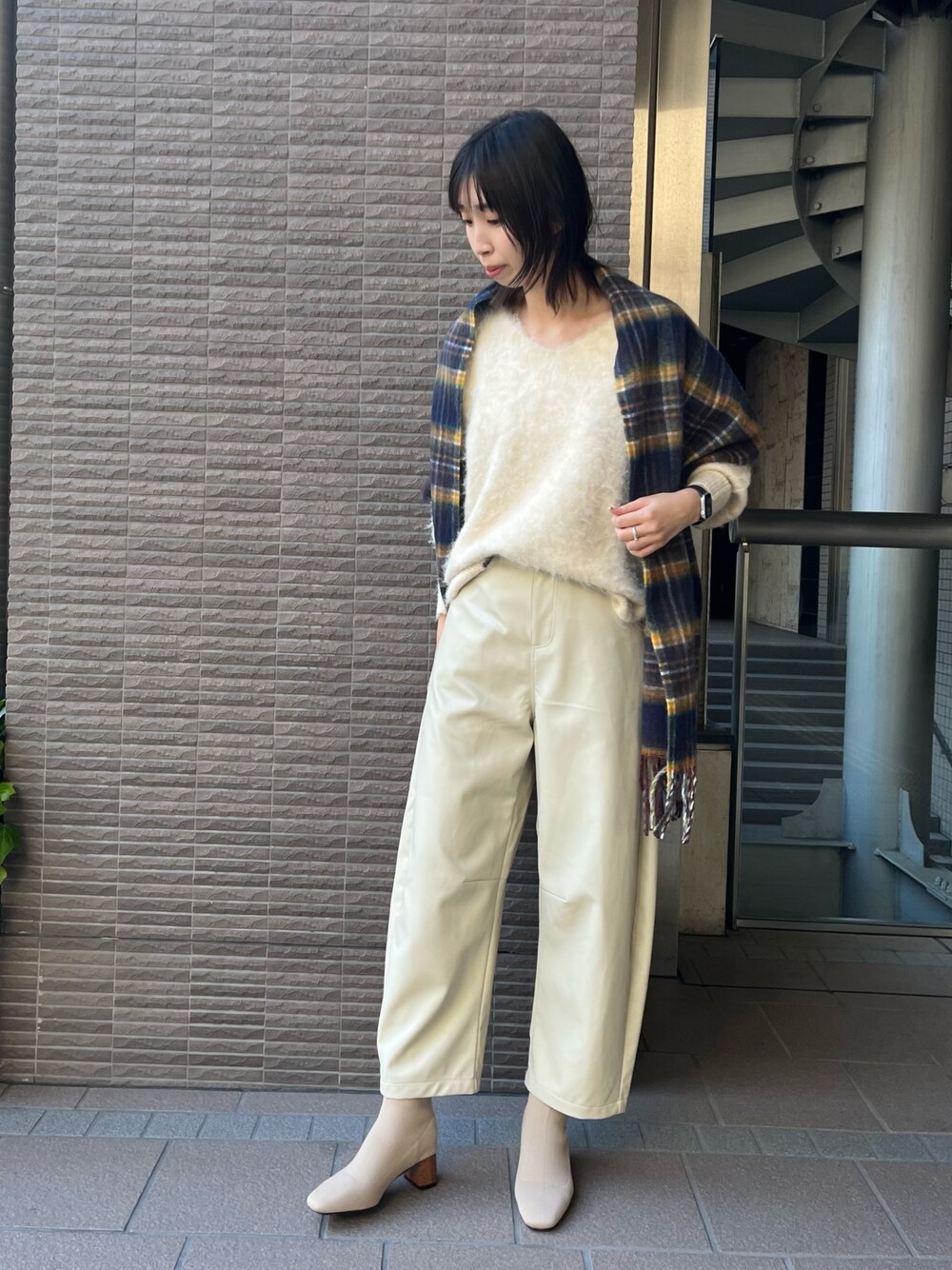 「ワントーンコーデ、ワントーン、モヘヤ、モヘヤニット、カーブパンツ、レザーパンツ、フェイクレザー、ニットブーツ、大人カジュアル、きれいめカジュアル、カジュアルコーデ、キレイめコーデ、高身長女子、高身長コーデ、骨格ウェーブ」｜「LARUTAの【LARUTA】ストレッチフェイクレザーカーブパンツ（その他パンツ、ホワイト系）」を使った、MANAさん（レディース・170cm）の秋コーディネートの1枚目の写真