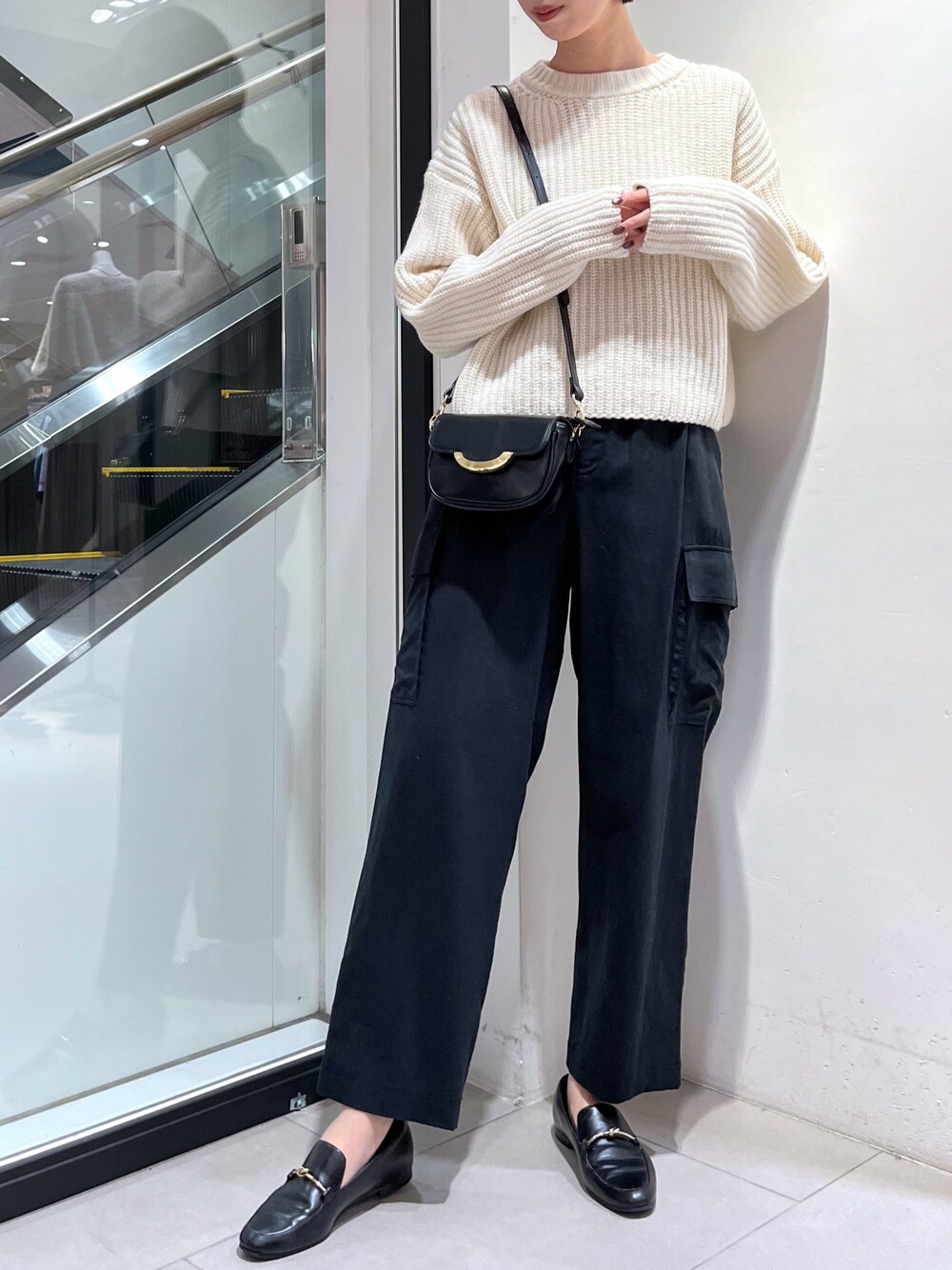 「白ニット、ざっくりニット、ショート丈トップス、ショート丈、カーゴパンツ、ミリタリー、モノトーン、モノトーンコーデ、ローファー、相互フォロー、フォロバ、いいね、save、フォローお願いします🤑、高身長女子、高身長コーデ、大人カジュアル」｜「OUVRAGE CLASSEのカーゴワークパンツ（パンツ、ブラック系）」を使った、MANAさん（レディース・170cm）の冬コーディネートの1枚目の写真