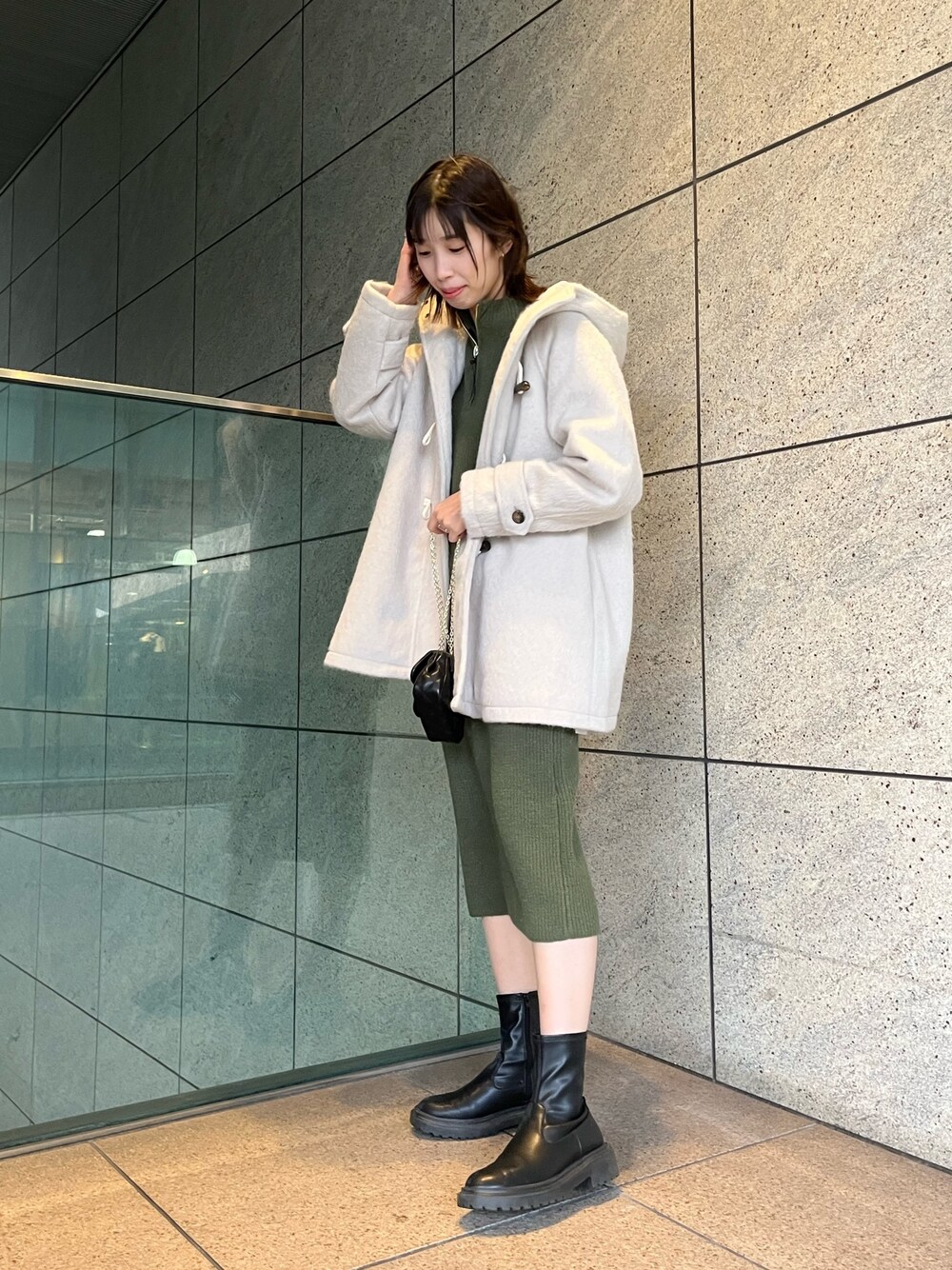 「冬コーデ、ニット、ワンピース、冬アウター、クリスマスに着たい服、お出かけコーデ、コート、シャギー、シャギーコート、ダッフルコート、ダッフル、リブニットワンピ、ショートブーツ、高身長女子、高身長コーデ」｜「natural coutureのニットシャギーミドルダッフルコート（ジャケット/アウター、ホワイト系）」を使った、MANAさん（レディース・170cm）の冬コーディネートの1枚目の写真