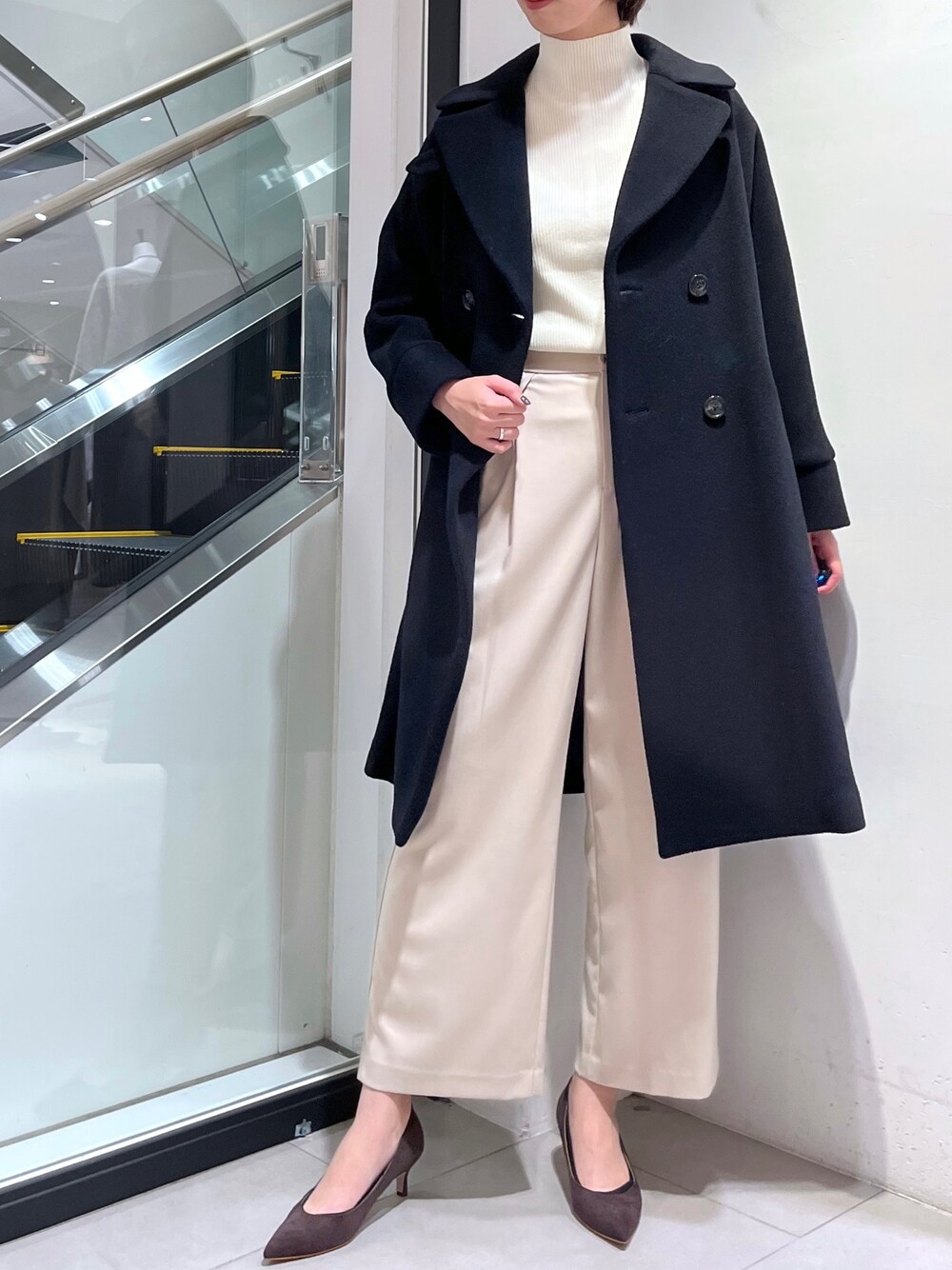 「ロングコート、冬コーデ、白ニット、タートルネック、ボトルネック、ワイドパンツ、白パンツ、TICCA、ウールコート、オーバーサイズ、相互フォロー、フォロバ、モノトーン、モノトーンコーデ、大人カジュアル」｜「OUVRAGE CLASSEのタックワイドパンツ（その他パンツ、ホワイト系）」を使った、MANAさん（レディース・170cm）の冬コーディネートの1枚目の写真