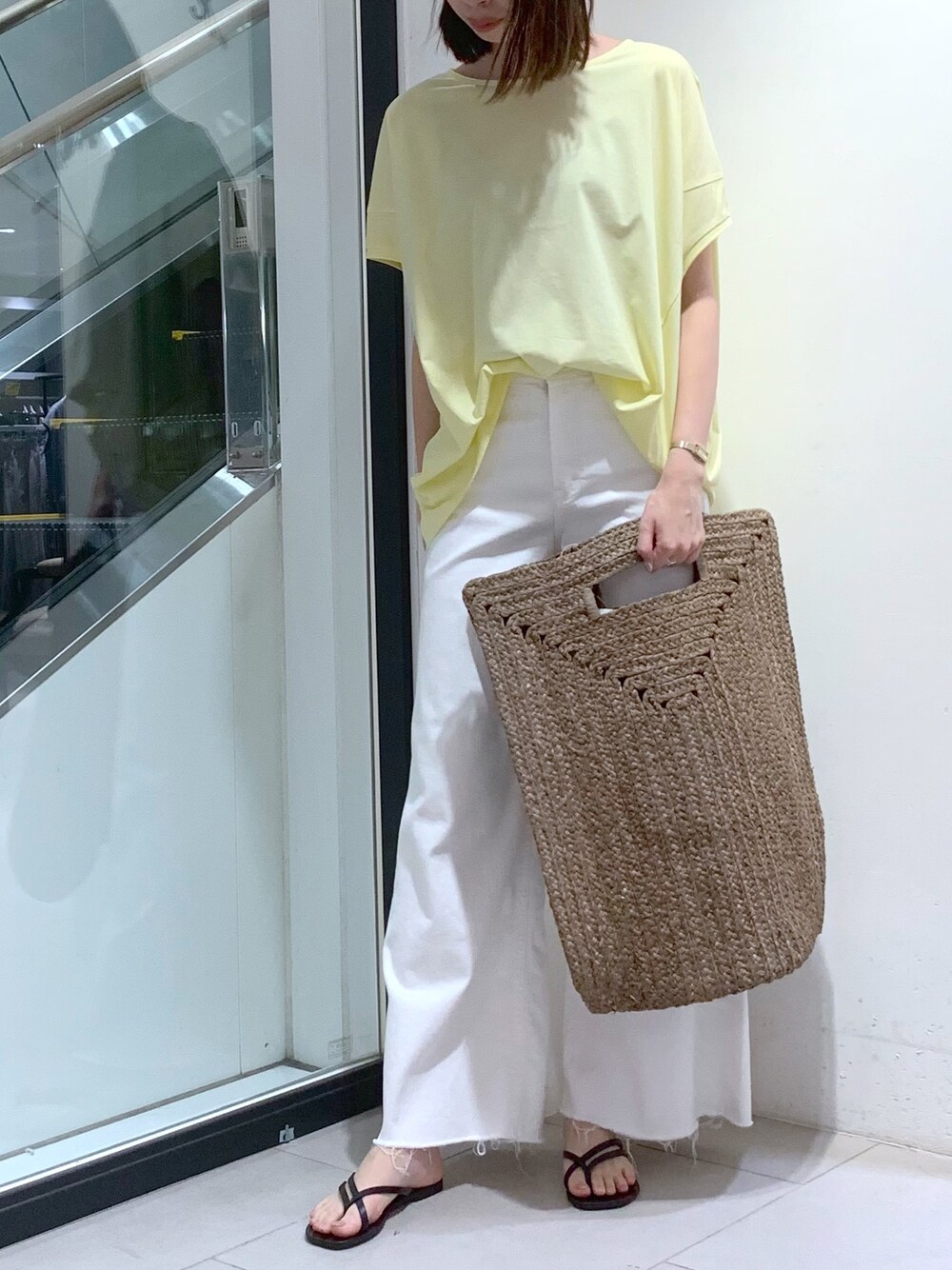 ホワイト系のその他パンツ、ブラウン系のショルダーバッグ、イエロー系のTシャツ/カットソーを着用したレディースの夏コーディネートの1枚目の写真