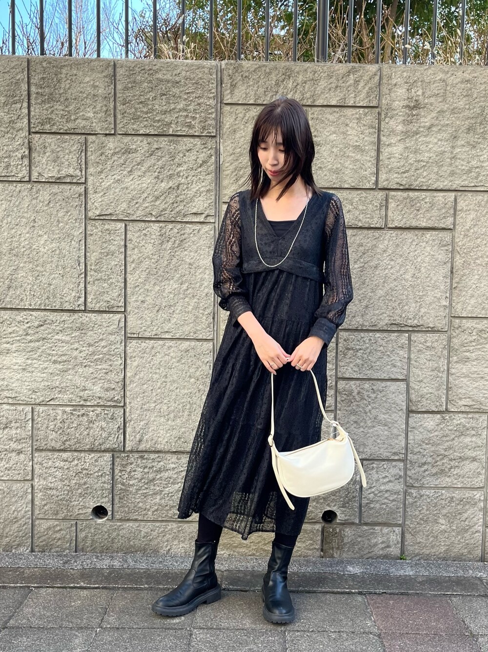 「ショルダーバッグ、シンプルコーデ、休日スタイル、きれいめカジュアル、春、ootd、お呼ばれスタイル、お呼ばれ、お呼ばれドレス、お呼ばれワンピ、高身長、高身長女子、高身長コーデ、モノトーン、モノトーンコーデ」｜「LARUTAの【LARUTA】レース切替ロングワンピース（ワンピース、ブラック系）」を使った、MANAさん（レディース・170cm）の冬コーディネートの1枚目の写真