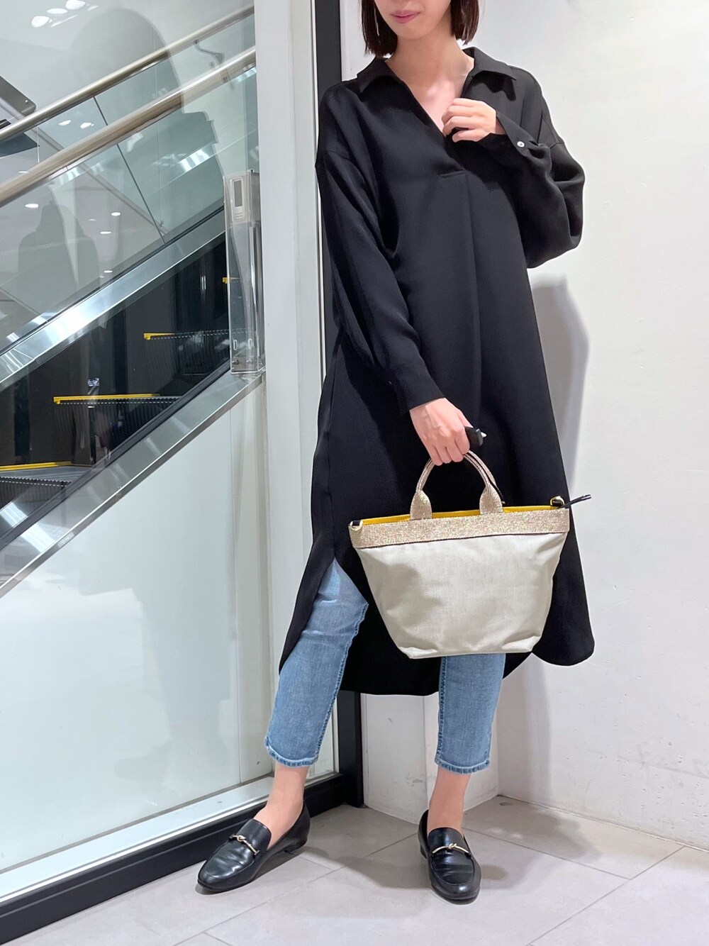 「モノトーン、モノトーンコーデ、YANUK、ヤヌーク、ヤヌークデニム、デニム、デニムパンツ、ジーンズ、ジーパン、テーパードパンツ、VIOLA d'ORO、ヴィオラドーロ、大人カジュアル、高身長女子、高身長コーデ」｜「YANUKの【YANUK/ヤヌーク】RUTH（デニムパンツ、ブルー系）」を使った、MANAさん（レディース・170cm）の秋コーディネートの1枚目の写真