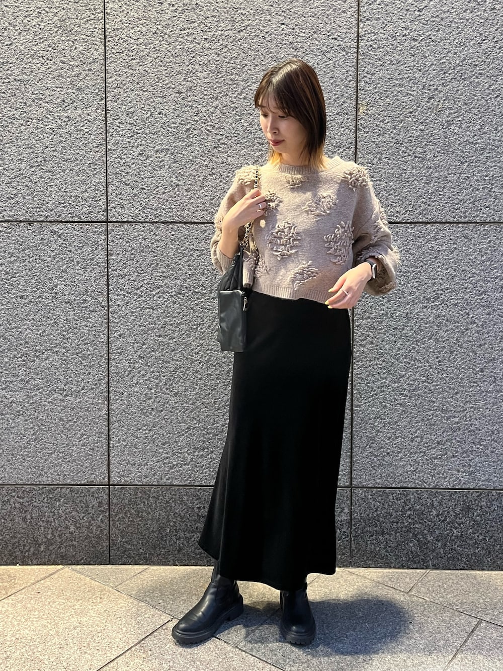 「大人カジュアル、きれいめカジュアル、ショート丈トップス、ショート丈、ベロアスカート、ベロア、マーメイドスカート、マーメイド、タイトスカート、ショートブーツ、高身長女子、高身長コーデ、骨格ウェーブ、ブルベ夏、相互フォロー」｜「natural coutureの落ち感ベロアマーメイドスカート（スカート、ブラック系）」を使った、MANAさん（レディース・170cm）の秋コーディネートの1枚目の写真
