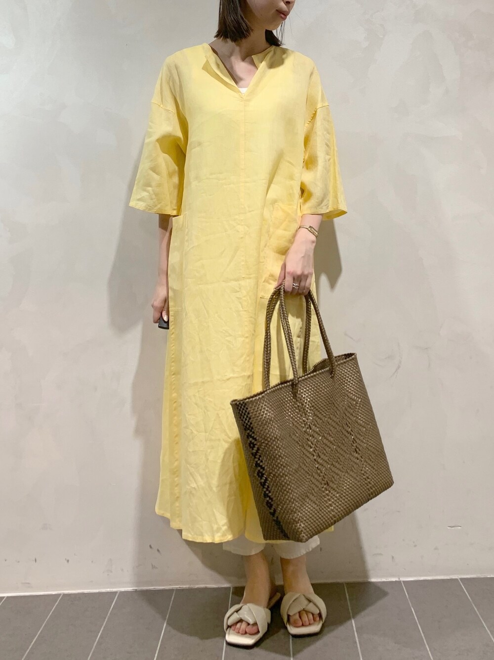 「大人カジュアル、きれいめカジュアル、リネンワンピース、リネン、ワンピース、メルカドバッグ、夏コーデ、夏小物、イエロー、相互フォロー、フォロバ、おしゃれさんと繋がりたい、高身長女子、高身長コーデ、カラーワンピース」｜「OUVRAGE CLASSEの【TICCA/ティッカ】カラーワンピース（ワンピース、イエロー系）」を使った、MANAさん（レディース・170cm）の春コーディネートの1枚目の写真