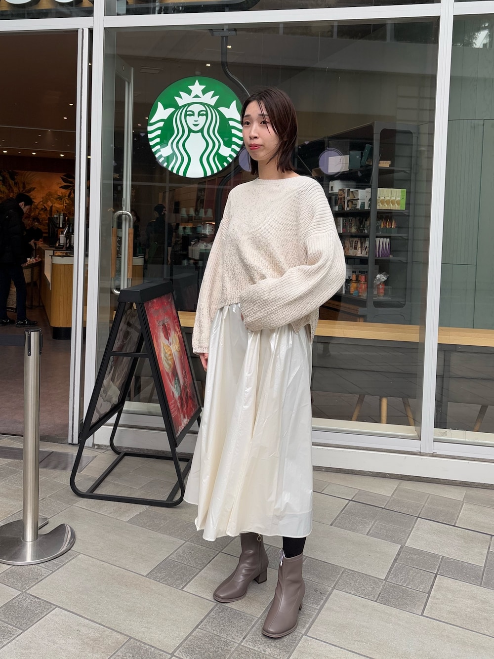 「ワントーン、ワントーンコーデ、ワントーンスタイル、オールホワイト、オールホワイトコーデ、箔プリント、ざっくりニット、大人コーデ、きれいめカジュアル、淡色コーデ、冬コーデ、大人女子、ホワイトコーデ、ホワイト、シャイニースカート」｜「natural coutureの【大人ナチュ】ウエストシャーリングシャイニースカート（スカート、ホワイト系）」を使った、MANAさん（レディース・170cm）の冬コーディネートの1枚目の写真