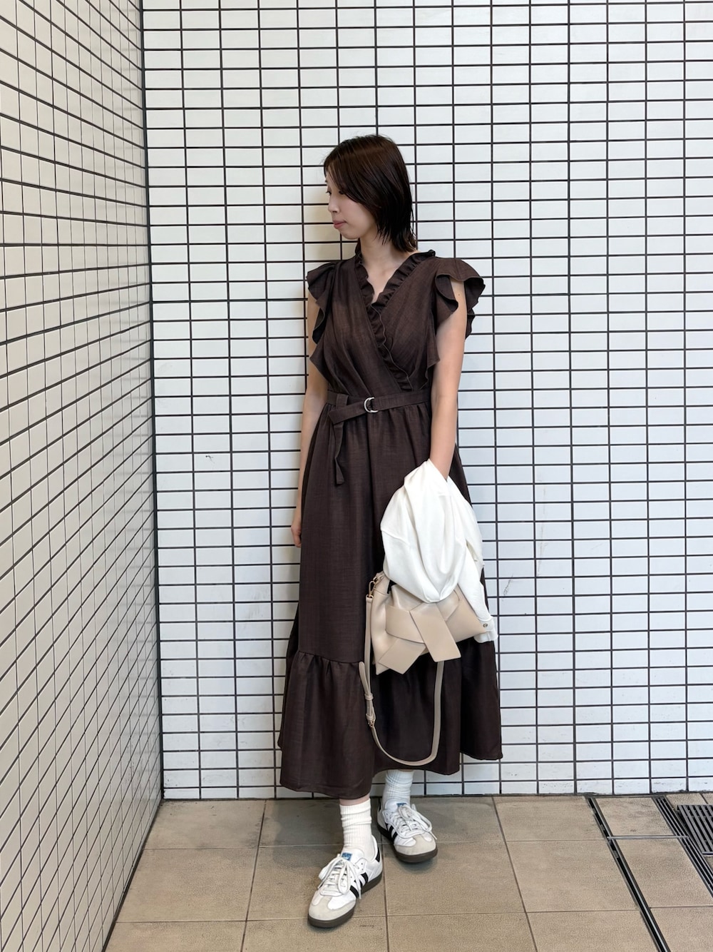 「ワンピース、デートコーデ、きれいめカジュアル、夏コーデ、夏ファッション、お出かけコーデ、大人可愛い、フリル、フリルワンピース、スニーカー、スニーカーコーデ、高身長、高身長コーデ、ブルベ夏、ブルベ」｜「natural coutureのフリルカシュクールワンピース（ワンピース、ブラウン系）」を使った、MANAさん（レディース・170cm）の夏コーディネートの1枚目の写真