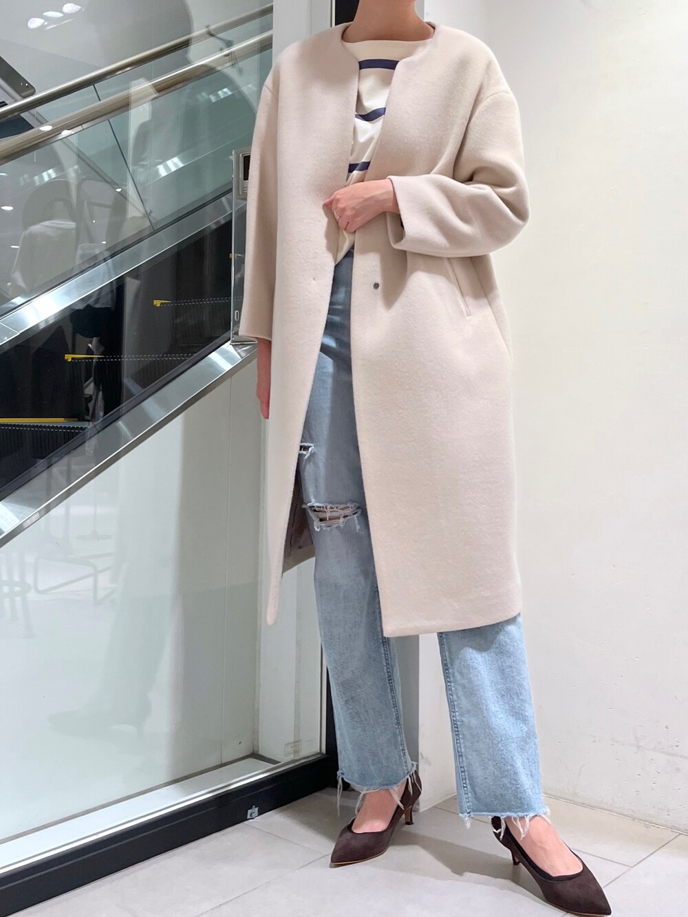 「ウールコート、ロングコート、キーネック、ノーカラーコート、ノーカラー、ボーダー、ボーダートップス、ヤヌーク、ヤヌークデニム、YANUK、クラッシュデニム、大人カジュアル、相互フォロー、フォロバ、高身長コーデ」｜「OUVRAGE CLASSEの【YANUK/ヤヌーク】LEA　クラッシュジーンズ（その他パンツ、ブルー系）」を使った、MANAさん（レディース・170cm）の秋コーディネートの1枚目の写真