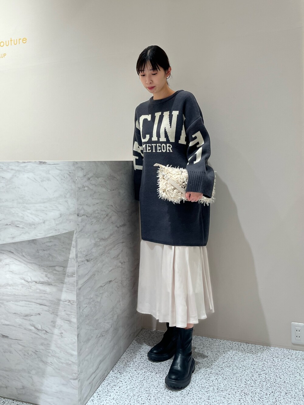 「モノトーン、モノトーンコーデ、ニット、ロゴニット、２ＷＡＹ、ニットワンピース、大人カジュアル、きれいめカジュアル、ブーツ、ショートブーツ、フレアスカート、ワンピース、休日スタイル、キレイめコーデ、高身長コーデ」｜「LARUTAの【LARUTA】ウールジャガード2WAYロゴニットワンピース（ワンピース、グレー系）」を使った、MANAさん（レディース・170cm）の冬コーディネートの1枚目の写真