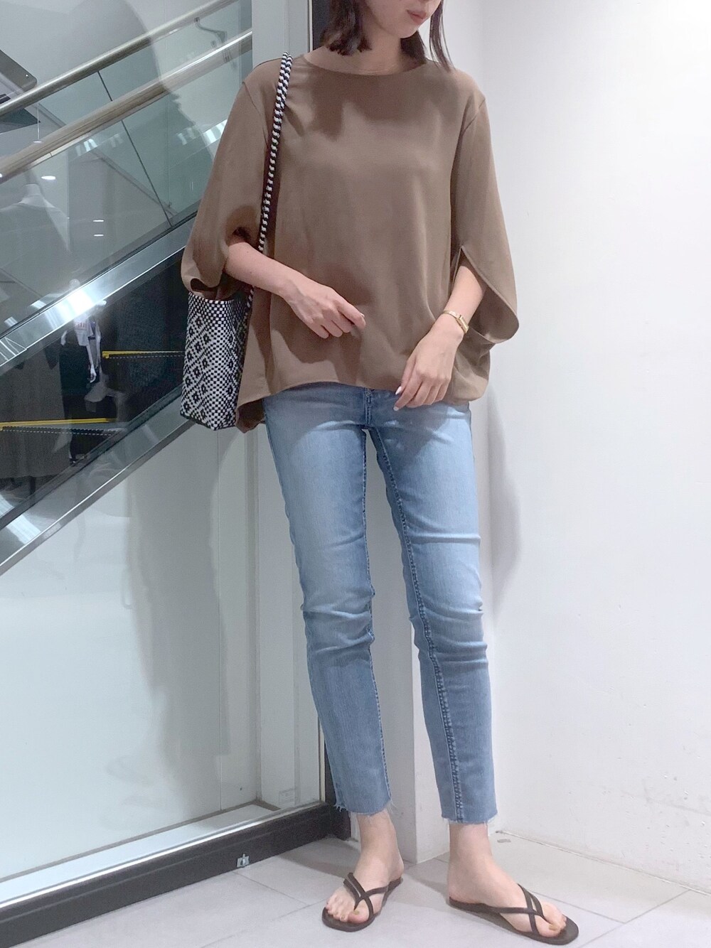 ブルー系のその他パンツ、イエロー系のシャツ/ブラウスを着用したレディースの夏コーディネートの1枚目の写真