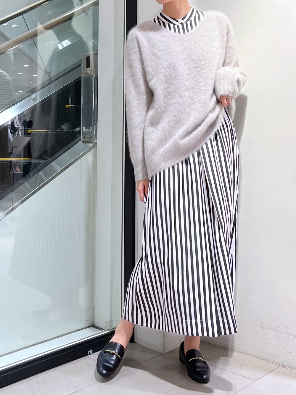 「ロングワンピース、秋コーデ、シンプルコーデ、レイヤードスタイル、きれいめカジュアル、ストライプ、ストライプワンピース、ワンピース、ファーニット、ファー、フォックスファー、相互フォロー、フォロバ、いいね、save、フォローお願いします🤑、高身長コーデ」｜「OUVRAGE CLASSEのストライプシャツワンピース（ワンピース、ブラック系）」を使った、MANAさん（レディース・170cm）の秋コーディネートの1枚目の写真