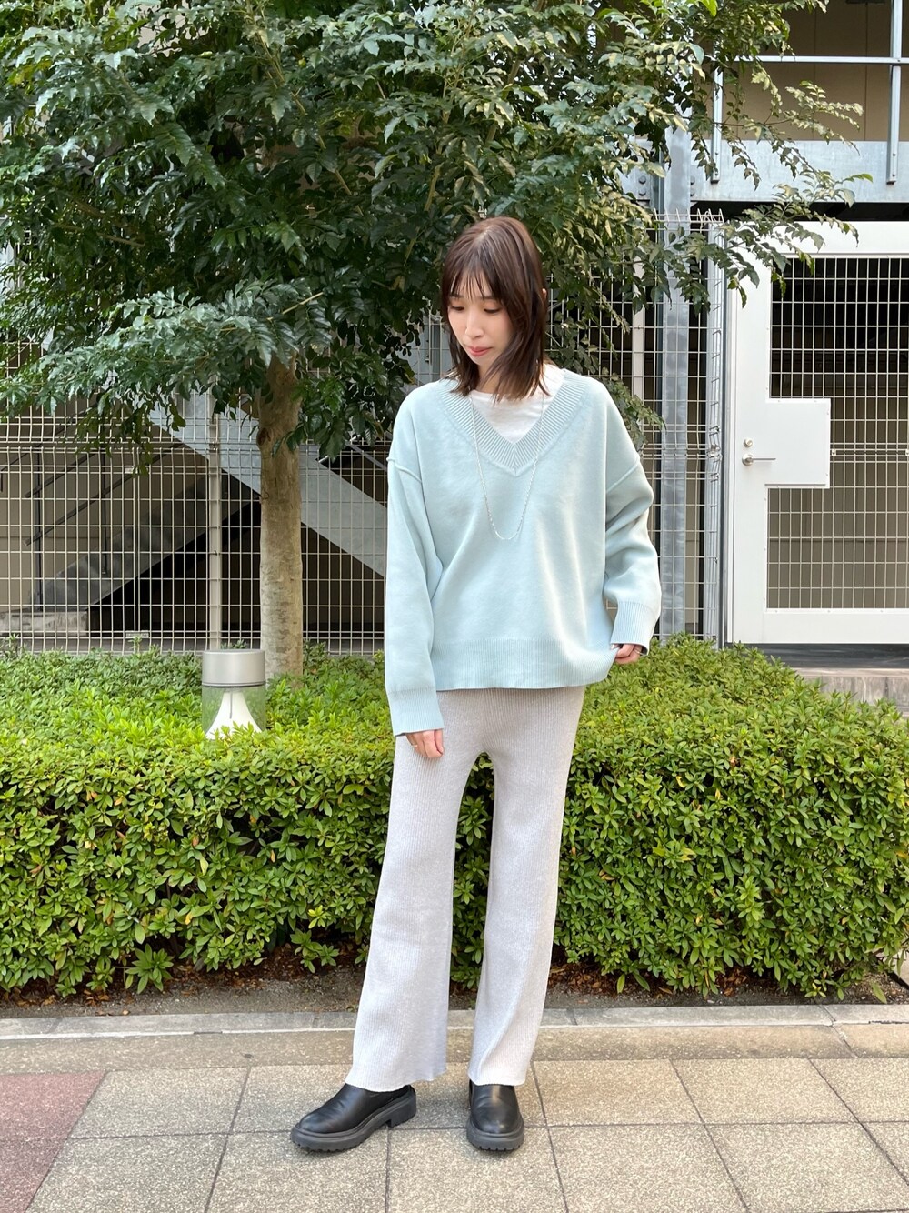 「ニット、淡色コーデ、ニットパンツ、セットアップ、春色、休日スタイル、春コーデ、カラーニット、大人カジュアル、きれいめカジュアル、お洒落さんとつながりたい、高身長、高身長女子、高身長コーデ、骨格ウェーブ」｜「LARUTAの【LARUTA】リブニットパンツ（その他パンツ、グレー系）」を使った、MANAさん（レディース・170cm）の冬コーディネートの1枚目の写真