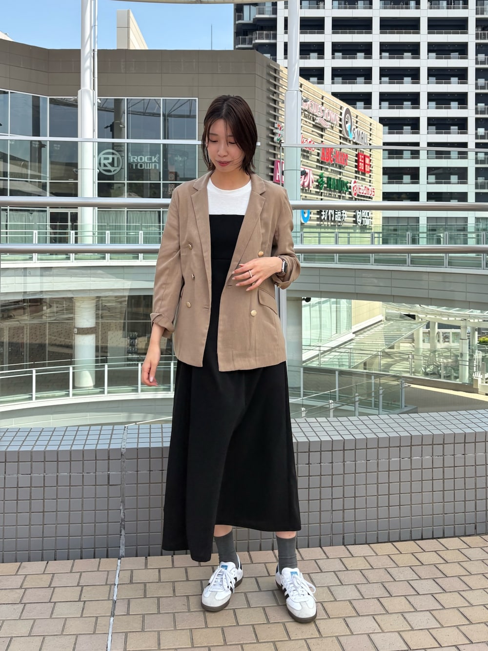 「大人カジュアル、きれいめカジュアル、ジャケット、ジャケットスタイル、麻調、レイヤードスタイル、夏コーデ、初夏コーデ、スニーカー、スニーカーコーデ、高身長、高身長女子、ブルベ夏、ブラックコーデ、ワンピーススタイル」｜「natural coutureの麻調合繊ほんのりシアージャケット（テーラードジャケット、ベージュ系）」を使った、MANAさん（レディース・170cm）の夏コーディネートの1枚目の写真