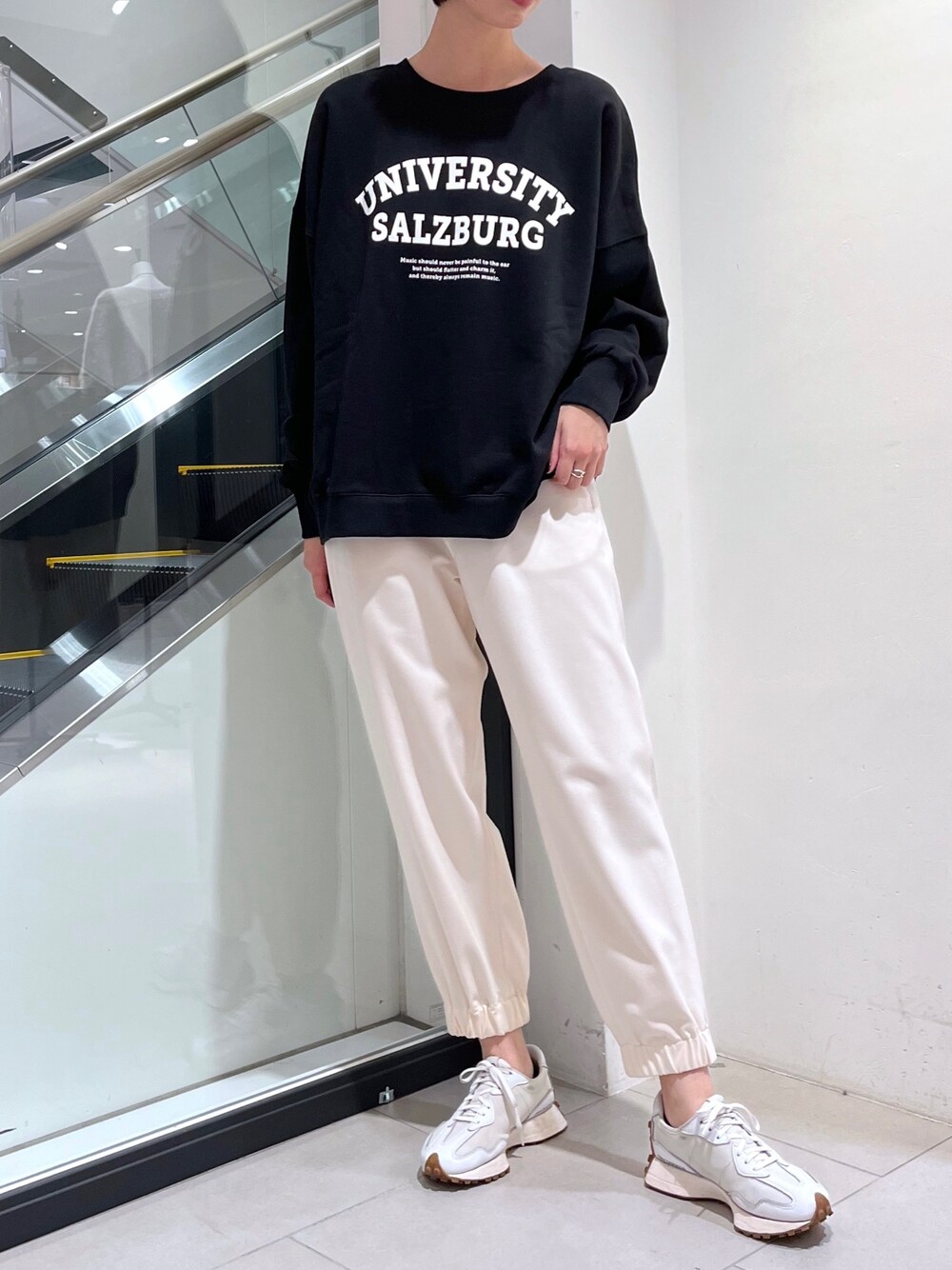 「きれいめカジュアル、秋冬コーデ、スウェット、ロゴスウェット、ロゴ、2way、白パンツ、メンズライク、メンズライクコーデ、モノトーン、モノトーンコーデ、スニーカー、白スニーカー、相互フォロー、フォロバ」｜「OUVRAGE CLASSEの裾ゴムイージーパンツ（パンツ、ホワイト系）」を使った、MANAさん（レディース・170cm）の秋コーディネートの1枚目の写真