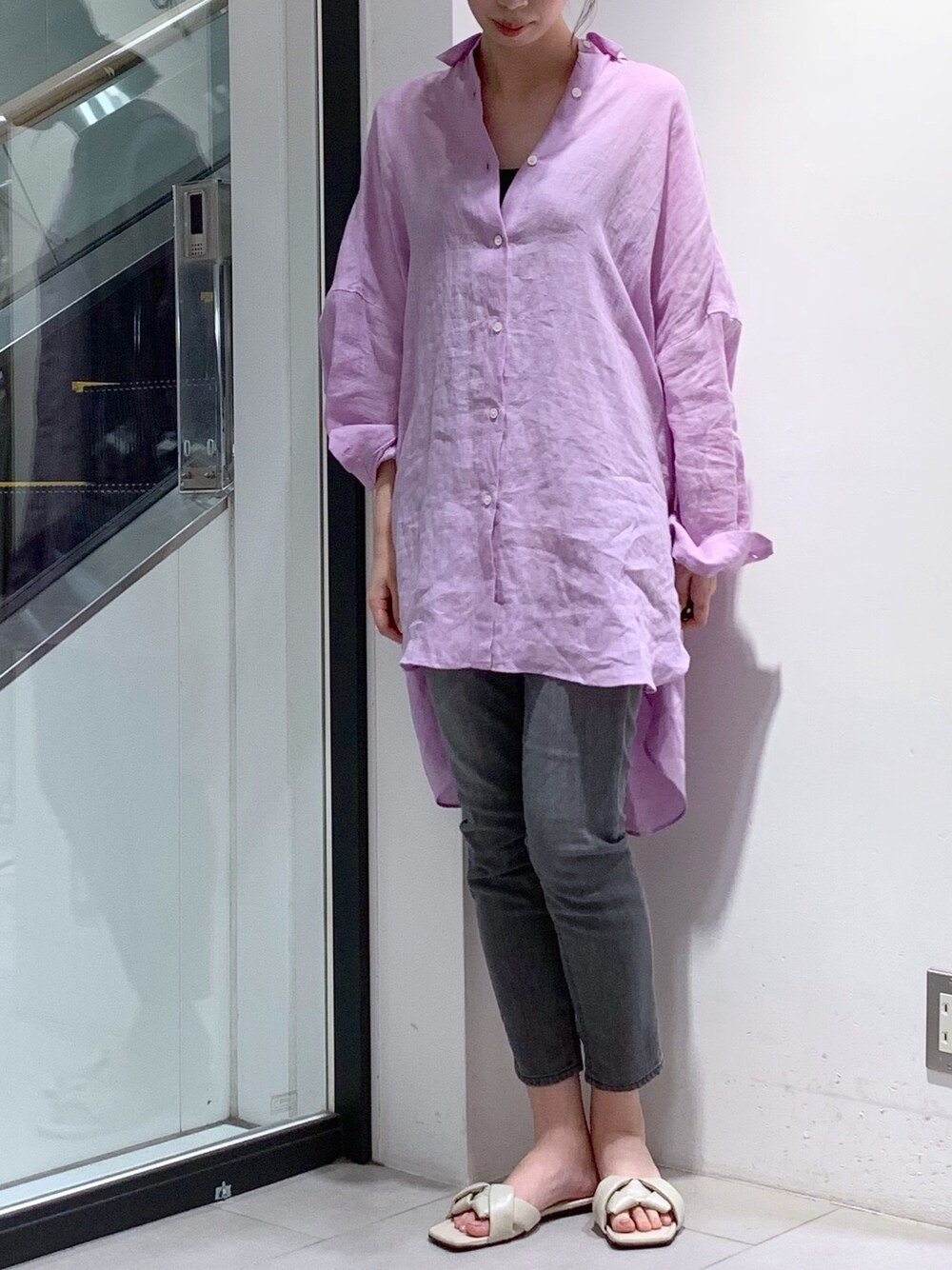 ピンク系のシャツ/ブラウス、グレー系のその他パンツを着用したレディースの夏コーディネートの1枚目の写真