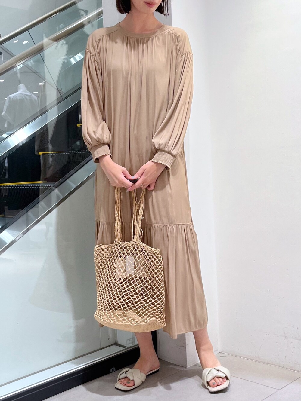「ビッグシルエット、大人カジュアル、秋服準備はじめました、休日スタイル、秋カラー、ootd、お洒落さんとつながりたい、高身長コーデ、outfit、相互フォロー、フォロバ、ベージュワンピ、ギャザーワンピース、秋コーデ、かごバッグ」｜「OUVRAGE CLASSEのマルチウェイロングワンピース（ワンピース、ベージュ系）」を使った、MANAさん（レディース・170cm）の夏コーディネートの1枚目の写真