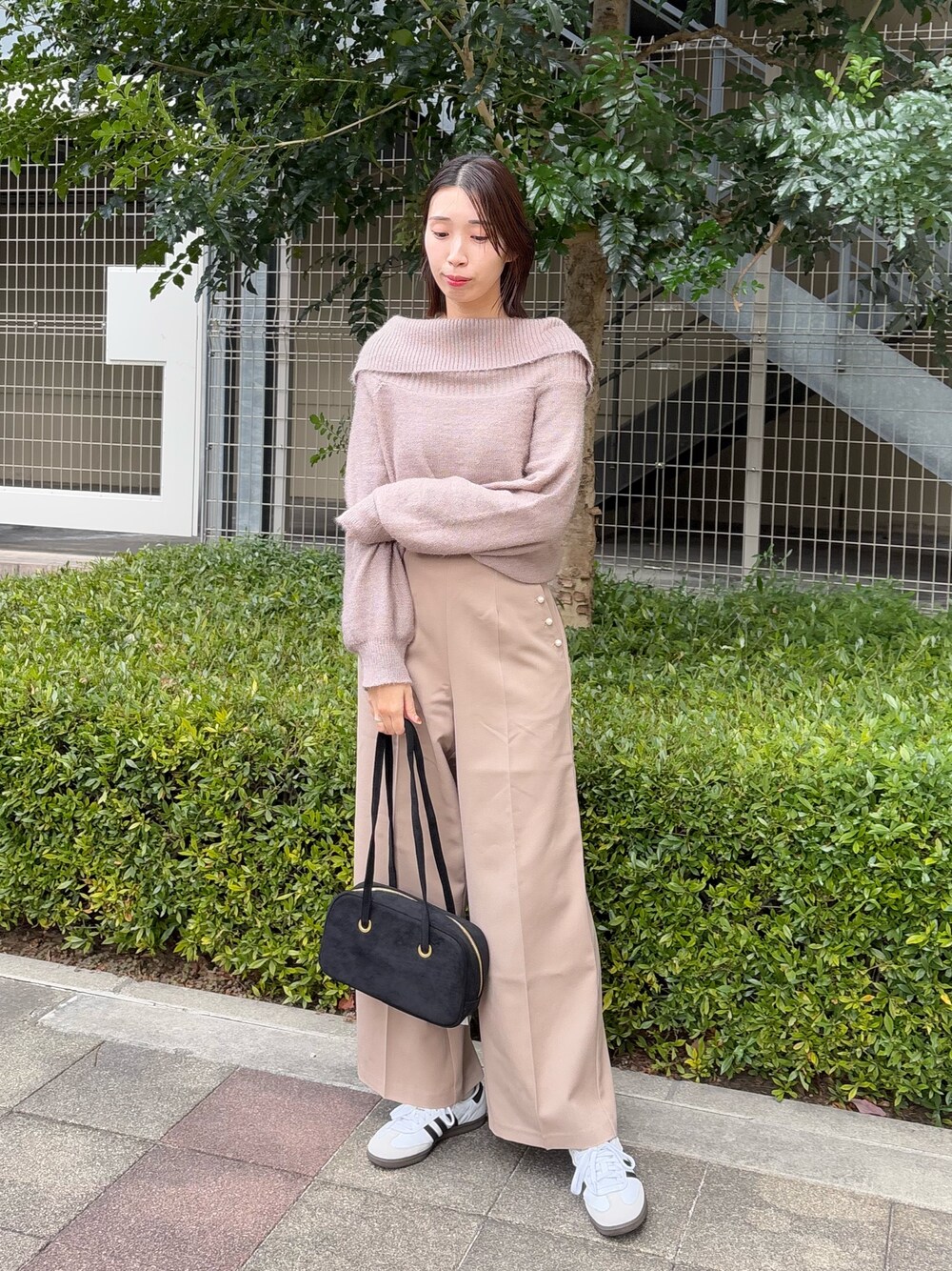 「ワントーン、ワントーンコーデ、ワントーンスタイル、ワイドパンツ、ベージュパンツ、オフショルダー、オフショル、大人カジュアル、きれいめカジュアル、スニーカー、淡色コーデ、冬コーデ、骨格ウェーブ、高身長、高身長コーデ」｜「natural coutureのほわほわオフショルニットプルオーバー（ニット/セーター、ブラウン系）」を使った、MANAさん（レディース・170cm）の冬コーディネートの1枚目の写真