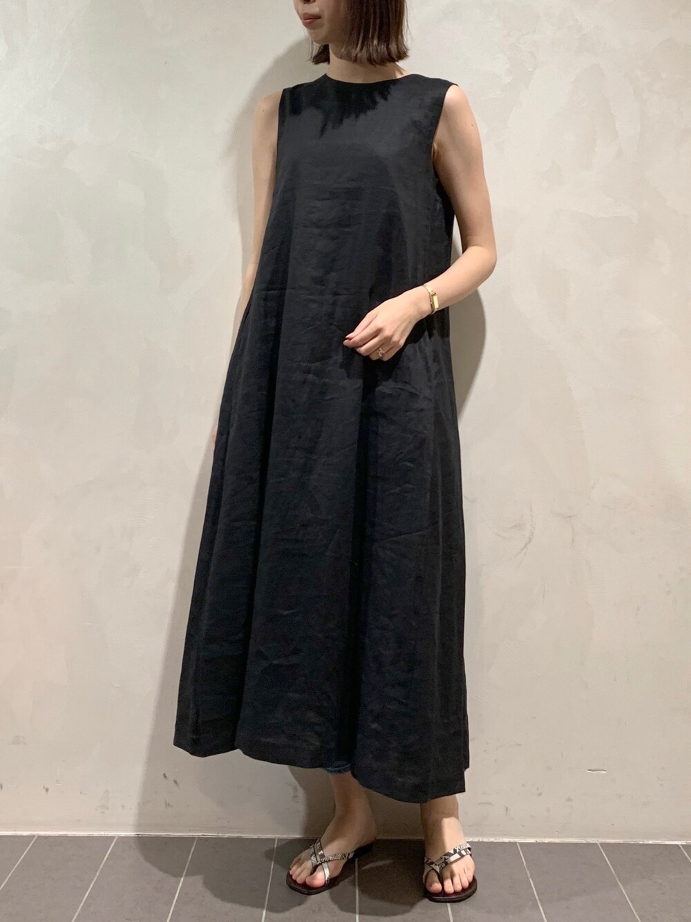 「休日スタイル、ビッグシルエット、リラックススタイル、大人カジュアル、お出かけコーデ、ootd、ブラックコーデ、モード、ワンピース、ブラック、モノトーン、モノトーンコーデ、ノースリーブワンピース、相互フォロー、フォロバ」｜「OUVRAGE CLASSEのリネンノースリワンピース（ワンピース、ブラック系）」を使った、MANAさん（レディース・170cm）の春コーディネートの1枚目の写真