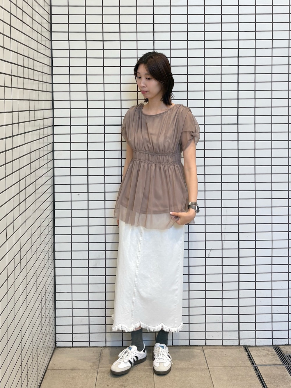「きれいめカジュアル、ブラウス、チュール、チュールブラウス、デニムスカート、デニム、白デニム、白デニムスカート、スカラップ、大人カジュアル、高身長、高身長コーデ、ブルベ夏、ブルベ、スニーカーコーデ」｜「natural coutureのアイテム（シャツ/ブラウス、ベージュ系）」を使った、MANAさん（レディース・170cm）の夏コーディネートの1枚目の写真