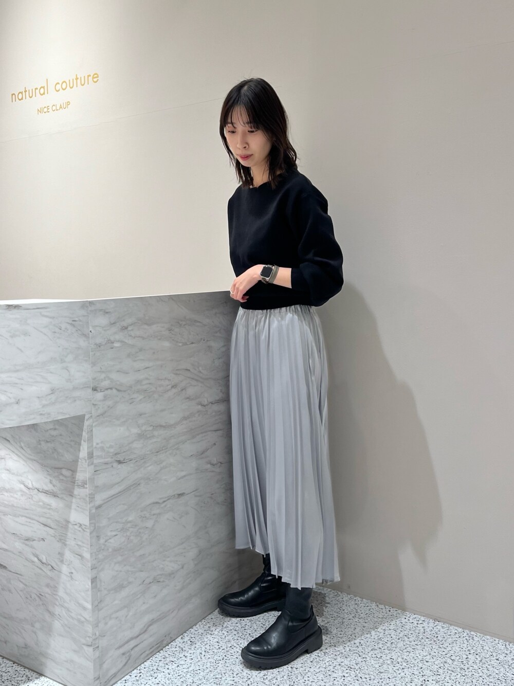 「モノトーン、モノトーンコーデ、スカラップ、春ニット、春コーデ、プリーツスカート、ブーツ、ショートブーツ、大人カジュアル、きれいめカジュアル、お出かけコーデ、高身長女子、高身長コーデ、シンプルコーデ、休日スタイル」｜「natural coutureのマットサテンプリーツスカート（スカート、グレー系）」を使った、MANAさん（レディース・170cm）の冬コーディネートの1枚目の写真