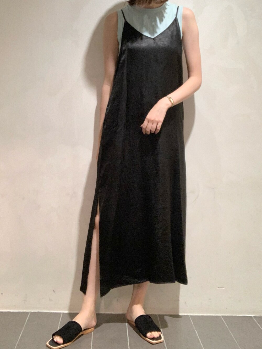 「秋服、楽チンコーデ、休日スタイル、ワンピース、キャミワンピ、サテン、サテンワンピース、大人カジュアル、大人コーデ、きれいめカジュアル、カジュアル、スリット、モノトーン、おしゃれさんと繋がりたい、相互フォロー」｜「OUVRAGE CLASSEのビンテージサテンキャミワンピース（ワンピース、ブラック系）」を使った、MANAさん（レディース・170cm）の秋コーディネートの1枚目の写真
