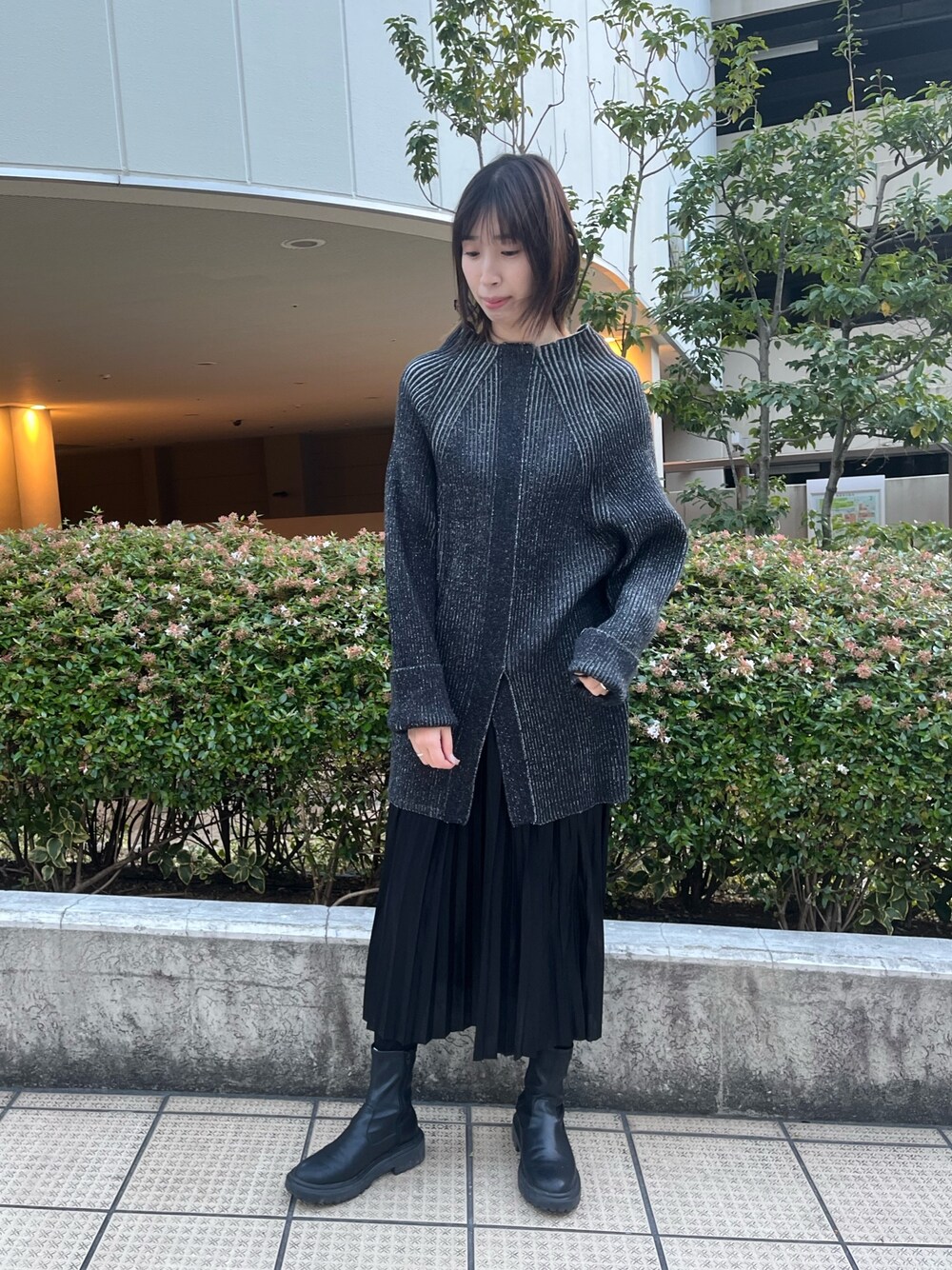 「お出かけコーデ、きれいめカジュアル、冬コーデ、休日スタイル、２ＷＡＹ、スリットニット、スリット、プリーツスカート、プリーツ、モノトーン、モノトーンコーデ、高身長女子、高身長コーデ、骨格ウェーブ、おしゃ見えテクニック」｜「LARUTAの【LARUTA】前後2WAYスリットドルマンニット（ニット/セーター、ブラック系）」を使った、MANAさん（レディース・170cm）の冬コーディネートの1枚目の写真