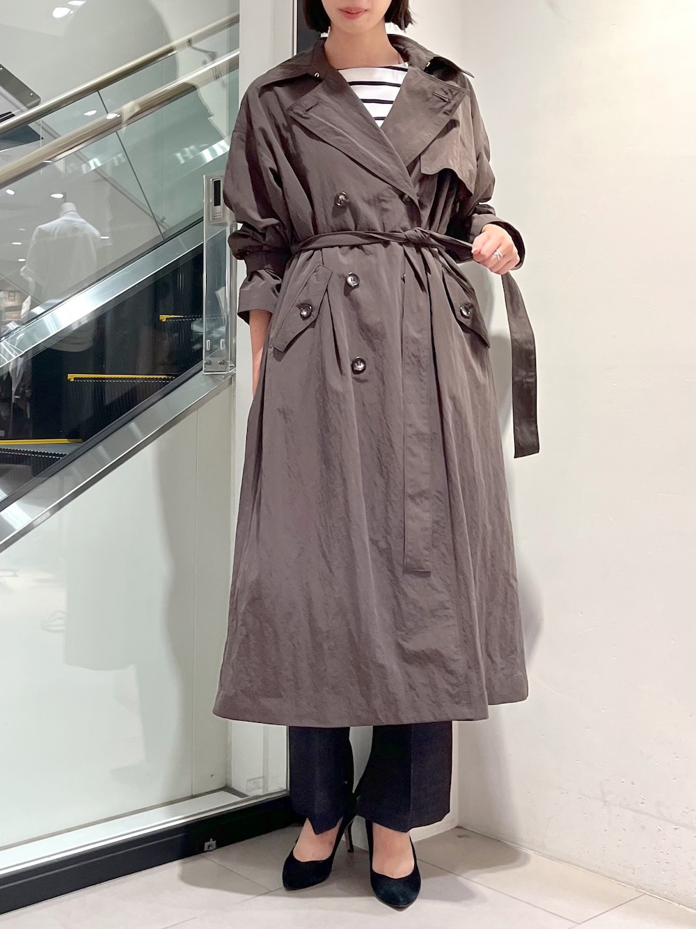 「トレンチコート、トレンチ、コート、ボーダー、ボーダートップス、ビッグシルエット、大人カジュアル、秋服準備はじめました、休日スタイル、秋コーデ、秋服、おしゃれさんと繋がりたい、相互フォロー、フォロバ、高身長コーデ」｜「OUVRAGE CLASSEのオーバートレンチコート（トレンチコート、ブラウン系）」を使った、MANAさん（レディース・170cm）の夏コーディネートの1枚目の写真