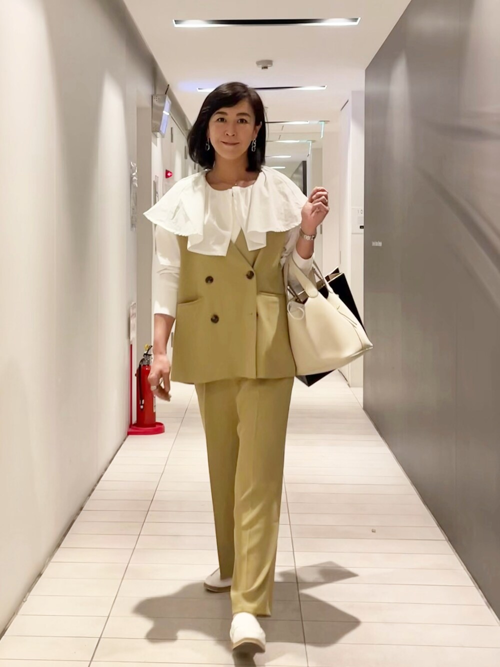 「春コーデ、セットアップ、ジレ、セットアップスタイル、ビックカラー、春、大人ガーリー、大人コーデ、ローファー、ブラウス、パンツスタイル、フォローミー、夏コーデ、ベスト」｜「aquagarageのアイテム（バッグ、ホワイト系）」を使った、masayonakanoさん（レディース・165cm）の春コーディネートの1枚目の写真