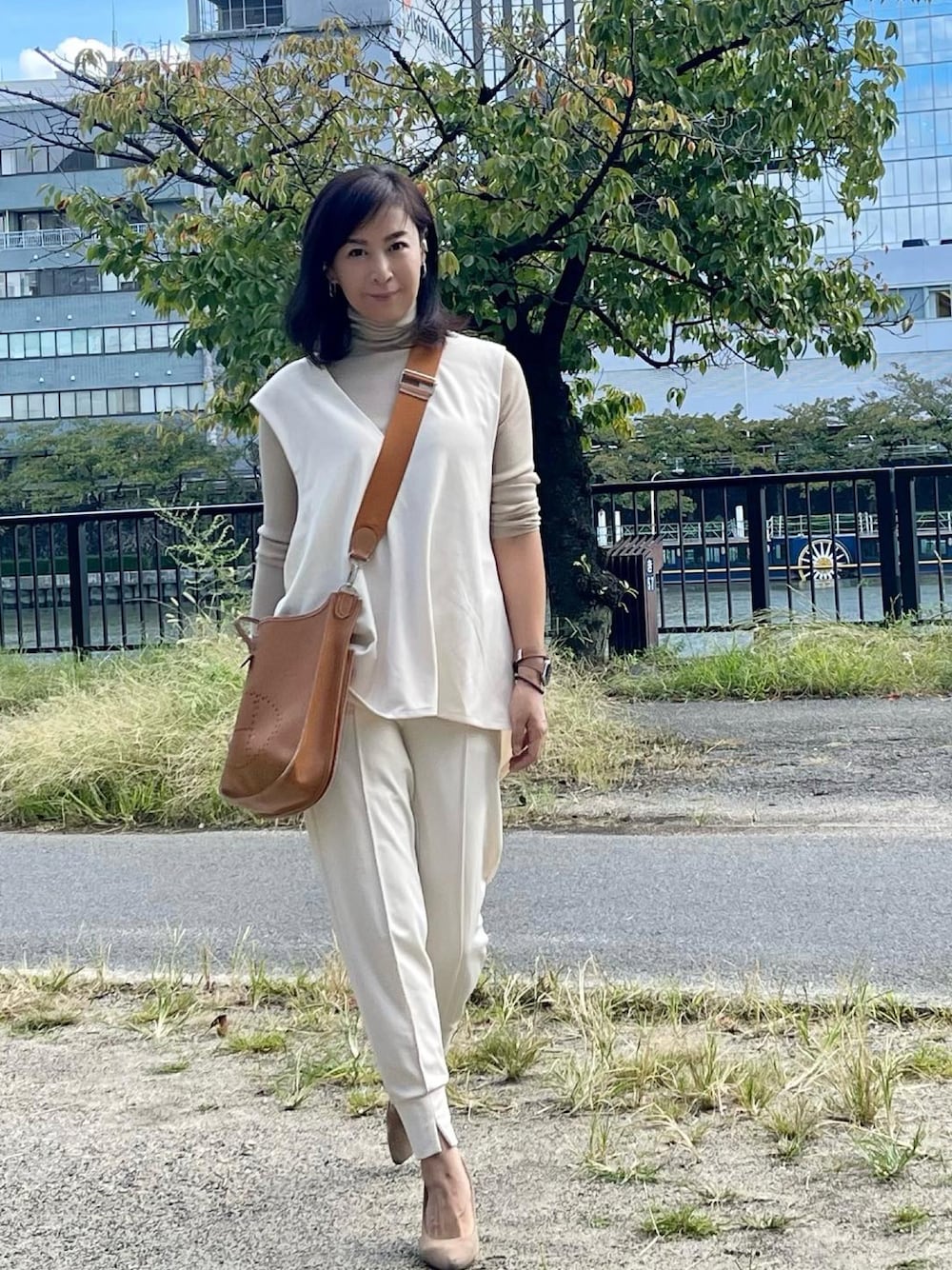 深Vネック肩タックノースリーブロング丈チュニックベストを使った人気