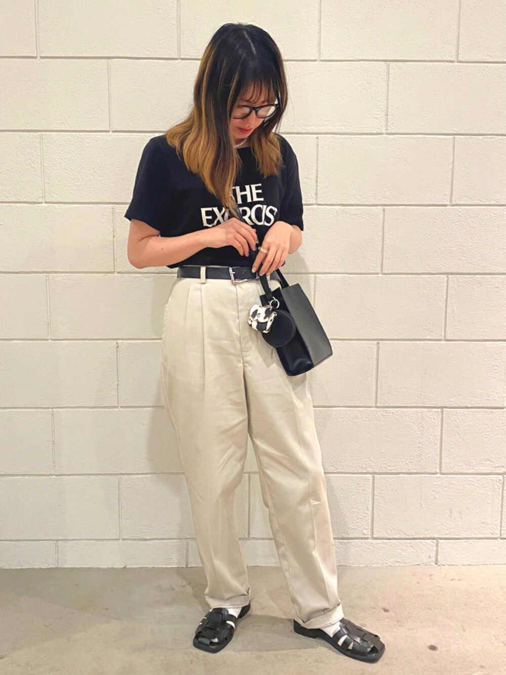 「今日のコーデ、休日スタイル、ラフコーデ、ブラックコーデ、Tシャツ、モノトーン、ロゴT、ショルダーバッグ、グルカサンダル、きれいめカジュアル」｜「SPINNSの【組み合わせ自由自在】エコレザーカスタムバッグ コインケース（コインケース、ブラック系）」を使った、Thina ☻さん（レディース・158cm）の夏コーディネートの1枚目の写真