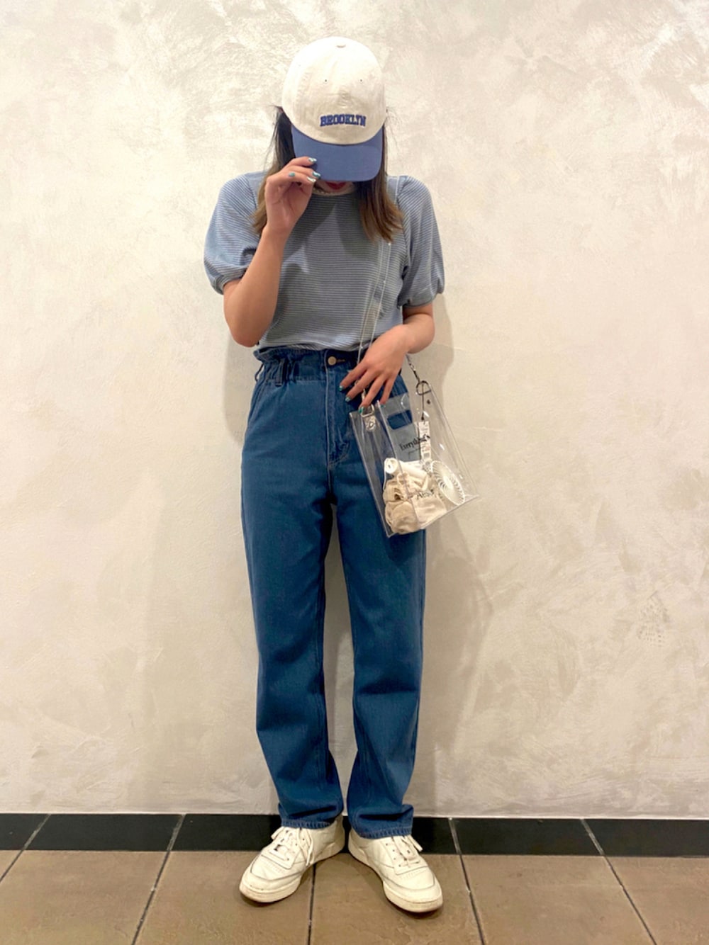 「夏コーデ、プチプラ、ボーダー、クリアバッグ、キャップ、シンプルコーデ、デニム、ゆるコーデ、夏だ！Tシャツ着よう！、ボリューム袖」｜「SPINNSのハイウエスト ストレートパンツ（その他パンツ、ブルー系）」を使った、Thina ☻さん（レディース・158cm）の夏コーディネートの1枚目の写真