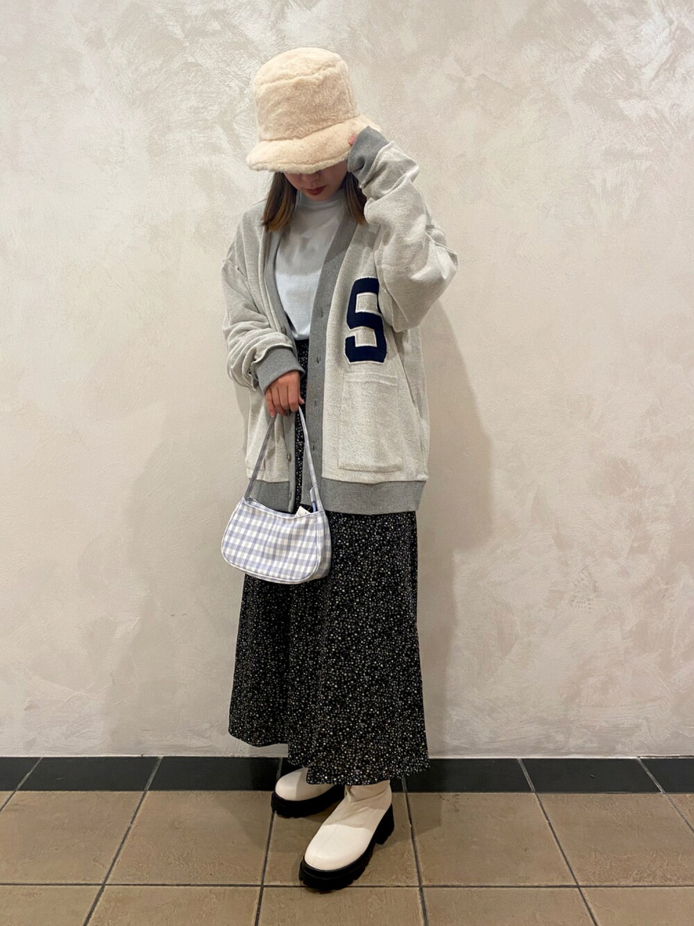「カーディガン、ブーツ、冬コーデ、オーバーサイズ、厚底シューズ、プチプラコーデ、ミニバッグ、花柄スカート、レタードカーディガン、オトナカジュアル、秋コーデ」｜「SPINNSの【8カラー展開】モコモコ エコファーバケットハット（ハット、ホワイト系）」を使った、Thina ☻さん（レディース・158cm）の秋コーディネートの1枚目の写真