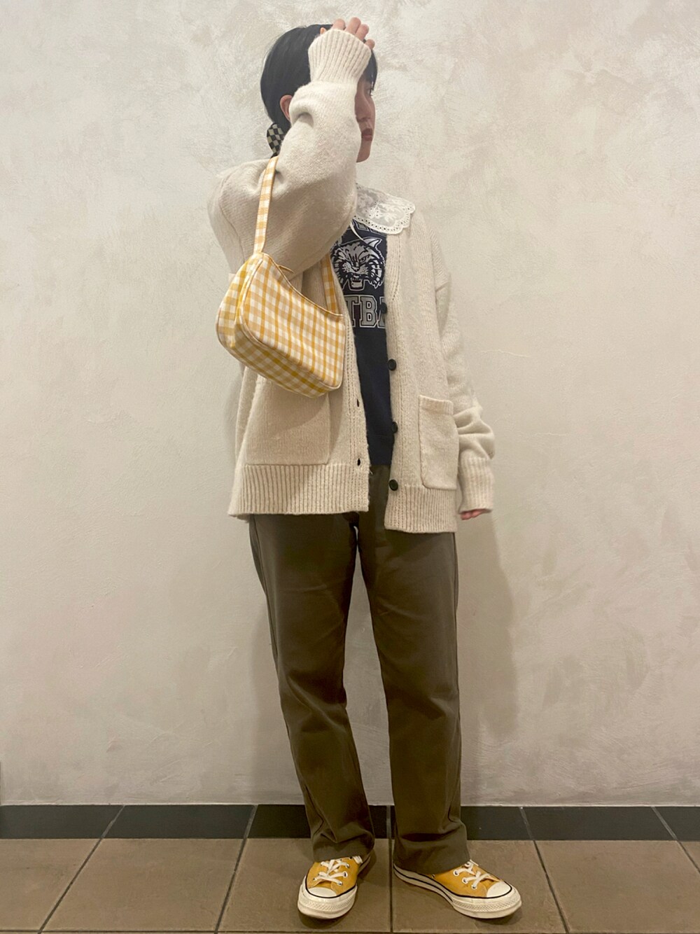 「カーディガン、スウェット、大人カジュアル、スニーカーコーデ、パンツスタイル、秋服、秋コーデ、秋冬コーデ、ビッグカラー、モヘアカーディガン」｜「SPINNSのモヘア ルーズカーディガン（カーディガン/ボレロ、ベージュ系）」を使った、Thina ☻さん（レディース・158cm）の秋コーディネートの1枚目の写真