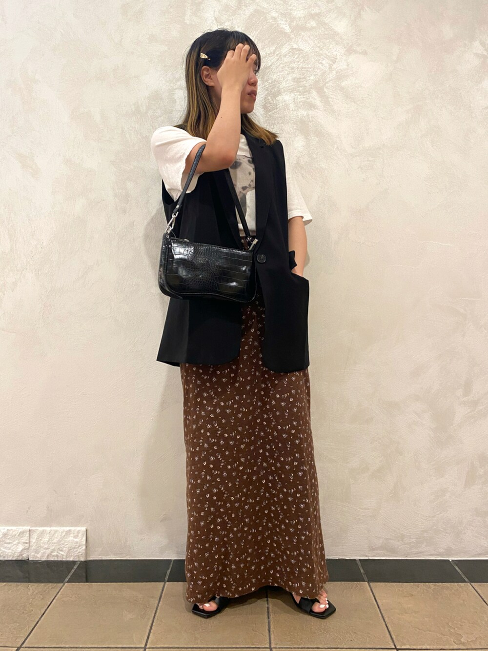 「きれいめカジュアル、ベスト、ジレ、秋服準備はじめました、秋のコーデ、秋トレンド2021、オトナカジュアル、ロングスカート、Tシャツ、テーラードジャケット、サンダル」｜「SPINNSの【セットアップ対応】テーラードベスト（ベスト、ブラック系）」を使った、Thina ☻さん（レディース・158cm）の夏コーディネートの1枚目の写真